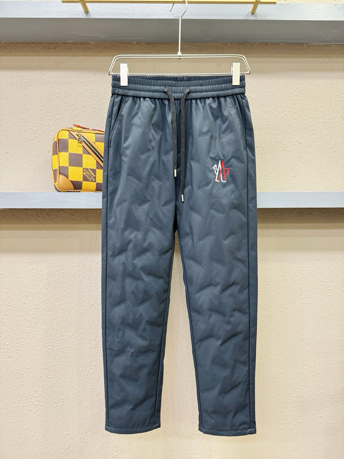 Moncler蒙口 25FW秋冬新款防寒机能羽绒裤，经典羽绒长裤，防风防雨雪，内里大朵绒填充，舒适保暖。