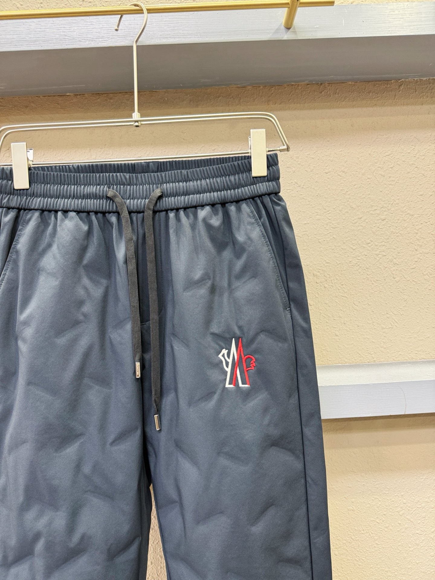 Moncler蒙口 25FW秋冬新款防寒机能羽绒裤，经典羽绒长裤，防风防雨雪，内里大朵绒填充，舒适保暖。