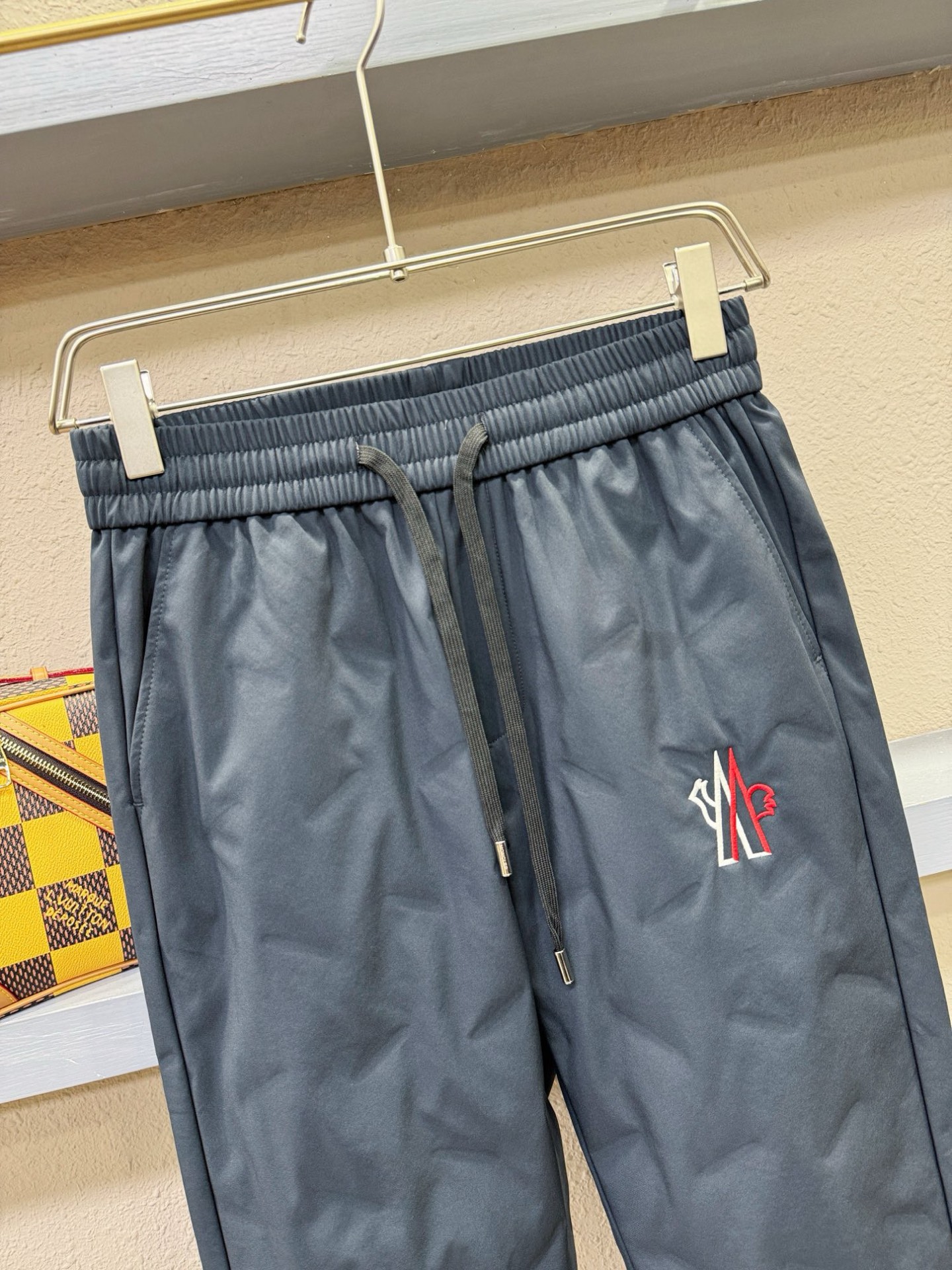 Moncler蒙口 25FW秋冬新款防寒机能羽绒裤，经典羽绒长裤，防风防雨雪，内里大朵绒填充，舒适保暖。