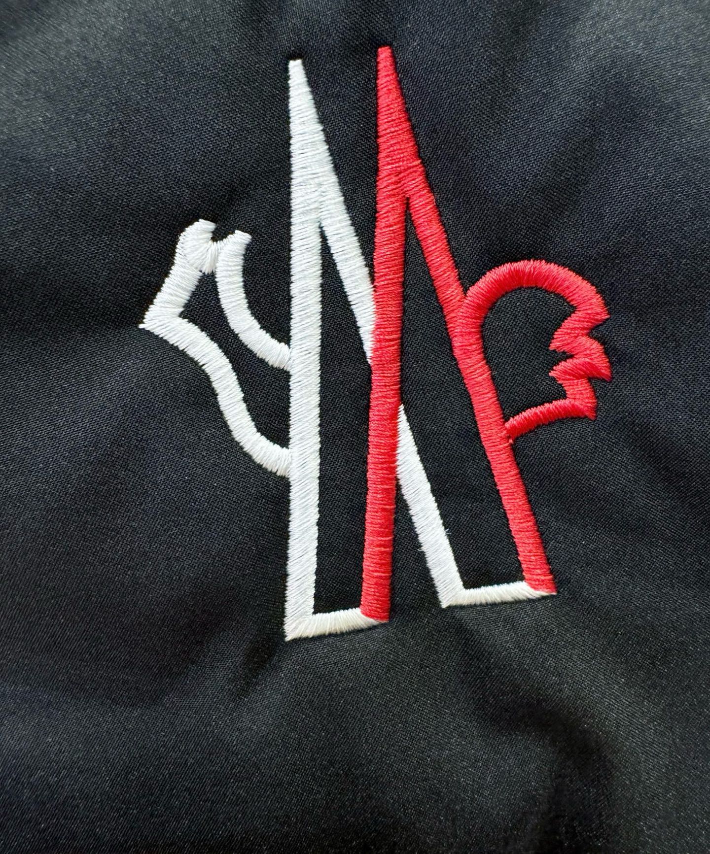 Moncler蒙口 25FW秋冬新款防寒机能羽绒裤，经典羽绒长裤，防风防雨雪，内里大朵绒填充，舒适保暖。