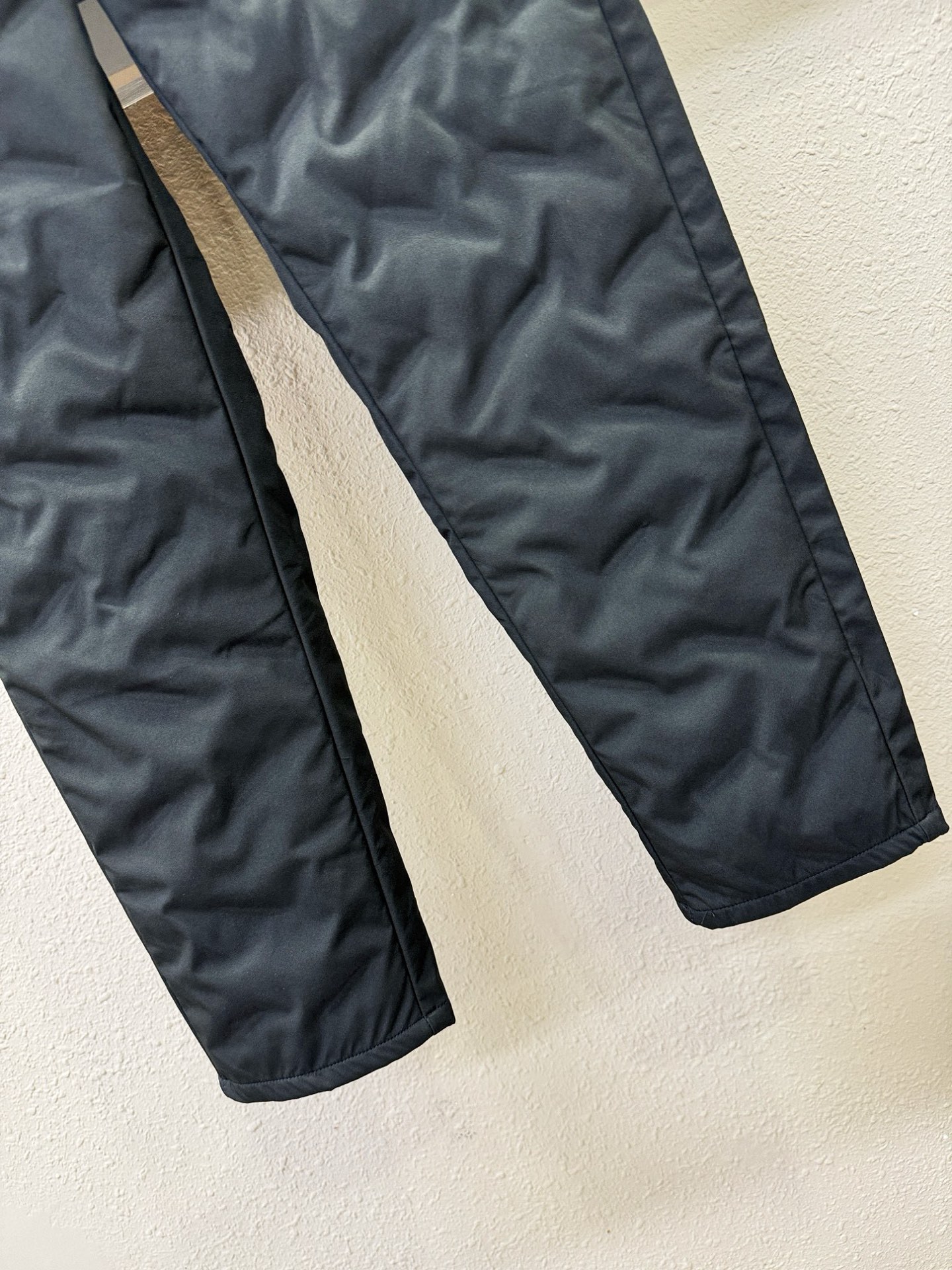 Moncler蒙口 25FW秋冬新款防寒机能羽绒裤，经典羽绒长裤，防风防雨雪，内里大朵绒填充，舒适保暖。