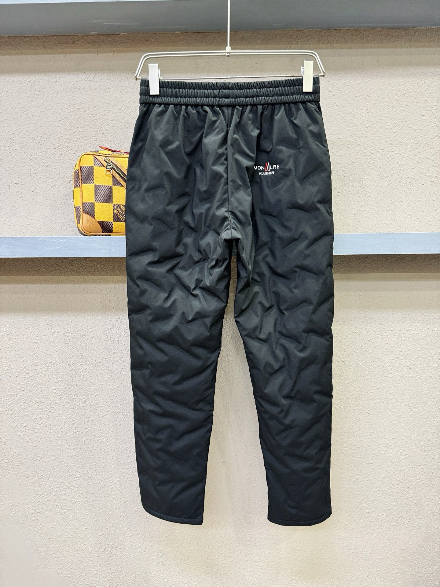 Moncler蒙口 25FW秋冬新款防寒机能羽绒裤，经典羽绒长裤，防风防雨雪，内里大朵绒填充，舒适保暖。