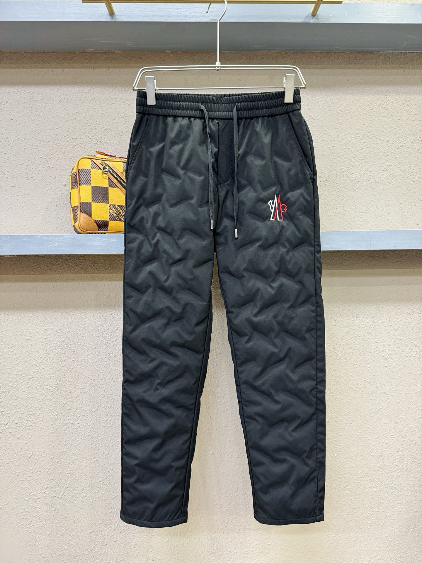 Moncler蒙口 25FW秋冬新款防寒机能羽绒裤，经典羽绒长裤，防风防雨雪，内里大朵绒填充，舒适保暖。