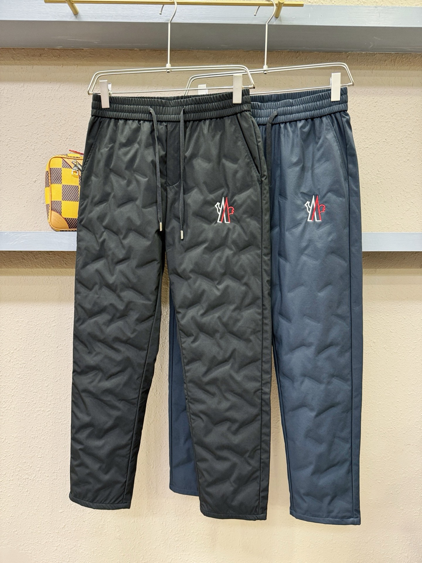 Moncler蒙口 25FW秋冬新款防寒机能羽绒裤，经典羽绒长裤，防风防雨雪，内里大朵绒填充，舒适保暖。