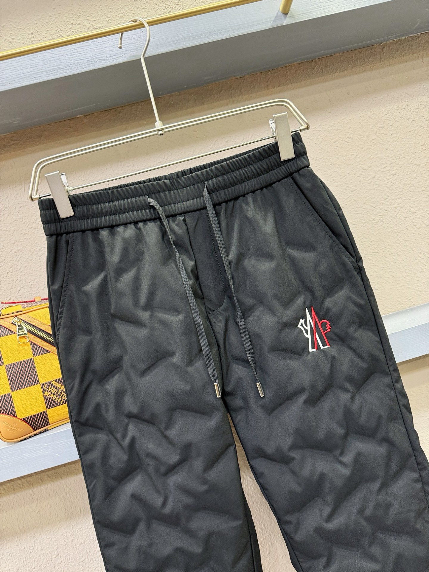 Moncler蒙口 25FW秋冬新款防寒机能羽绒裤，经典羽绒长裤，防风防雨雪，内里大朵绒填充，舒适保暖。