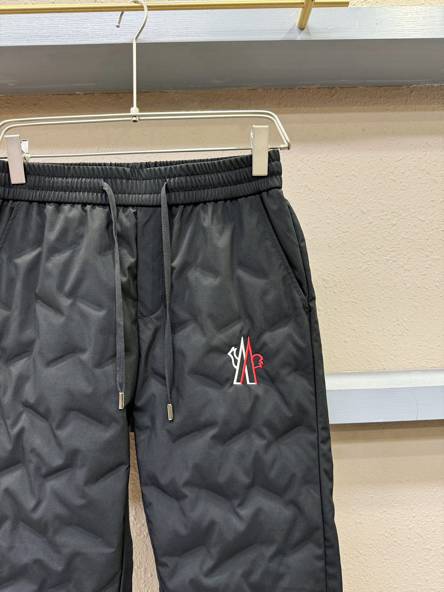 Moncler蒙口 25FW秋冬新款防寒机能羽绒裤，经典羽绒长裤，防风防雨雪，内里大朵绒填充，舒适保暖。