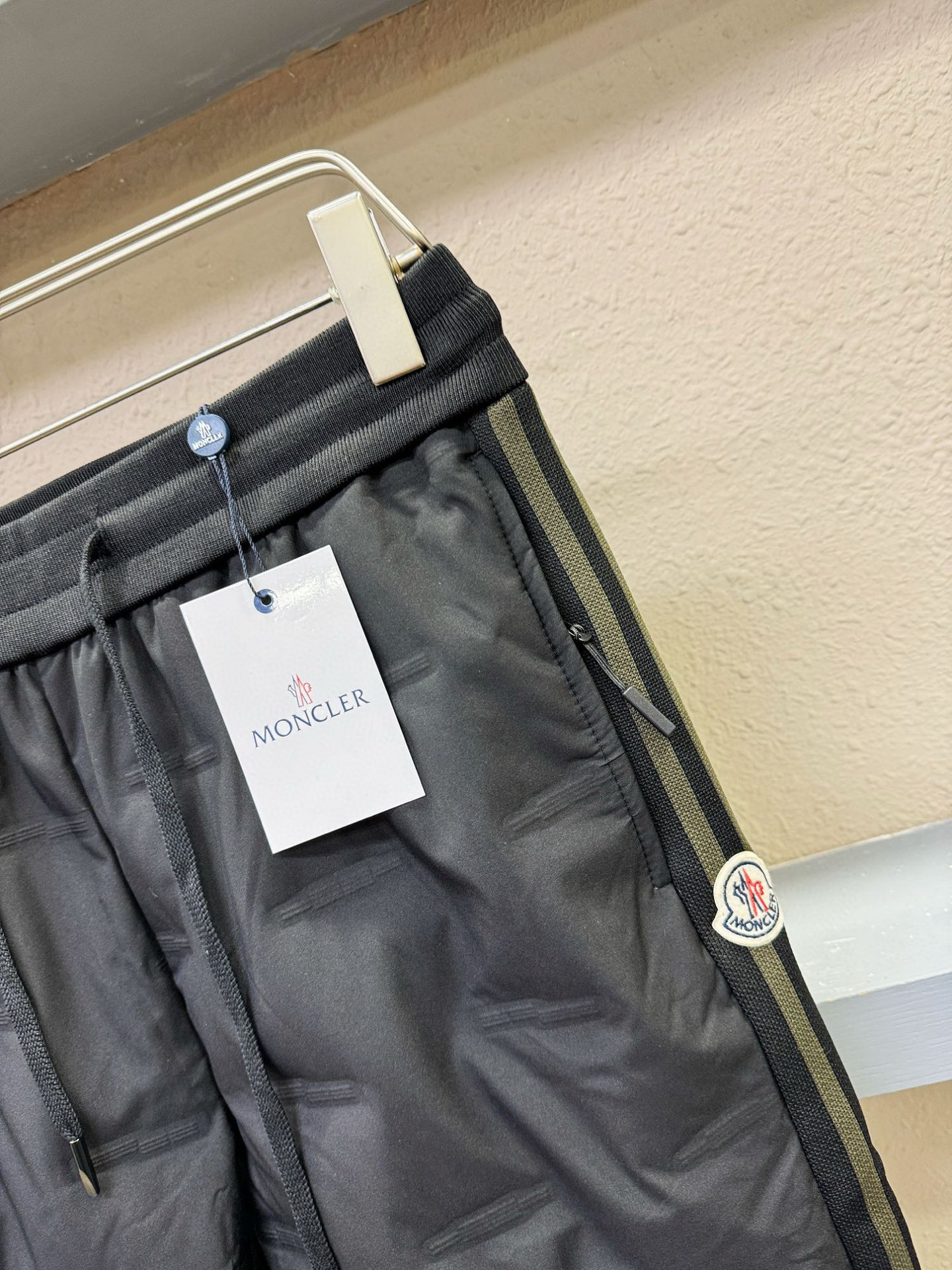 Moncler蒙口 25FW秋冬新款防寒机能羽绒裤，经典羽绒长裤，防风防雨雪，内里大朵绒填充，舒适保暖。