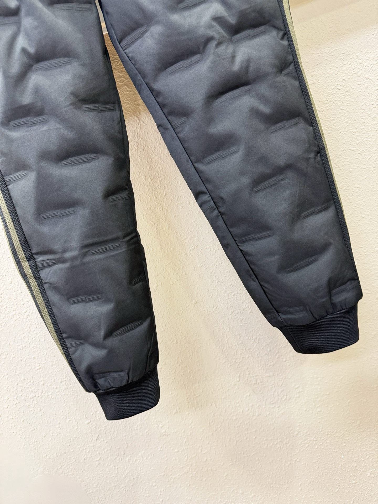 Moncler蒙口 25FW秋冬新款防寒机能羽绒裤，经典羽绒长裤，防风防雨雪，内里大朵绒填充，舒适保暖。