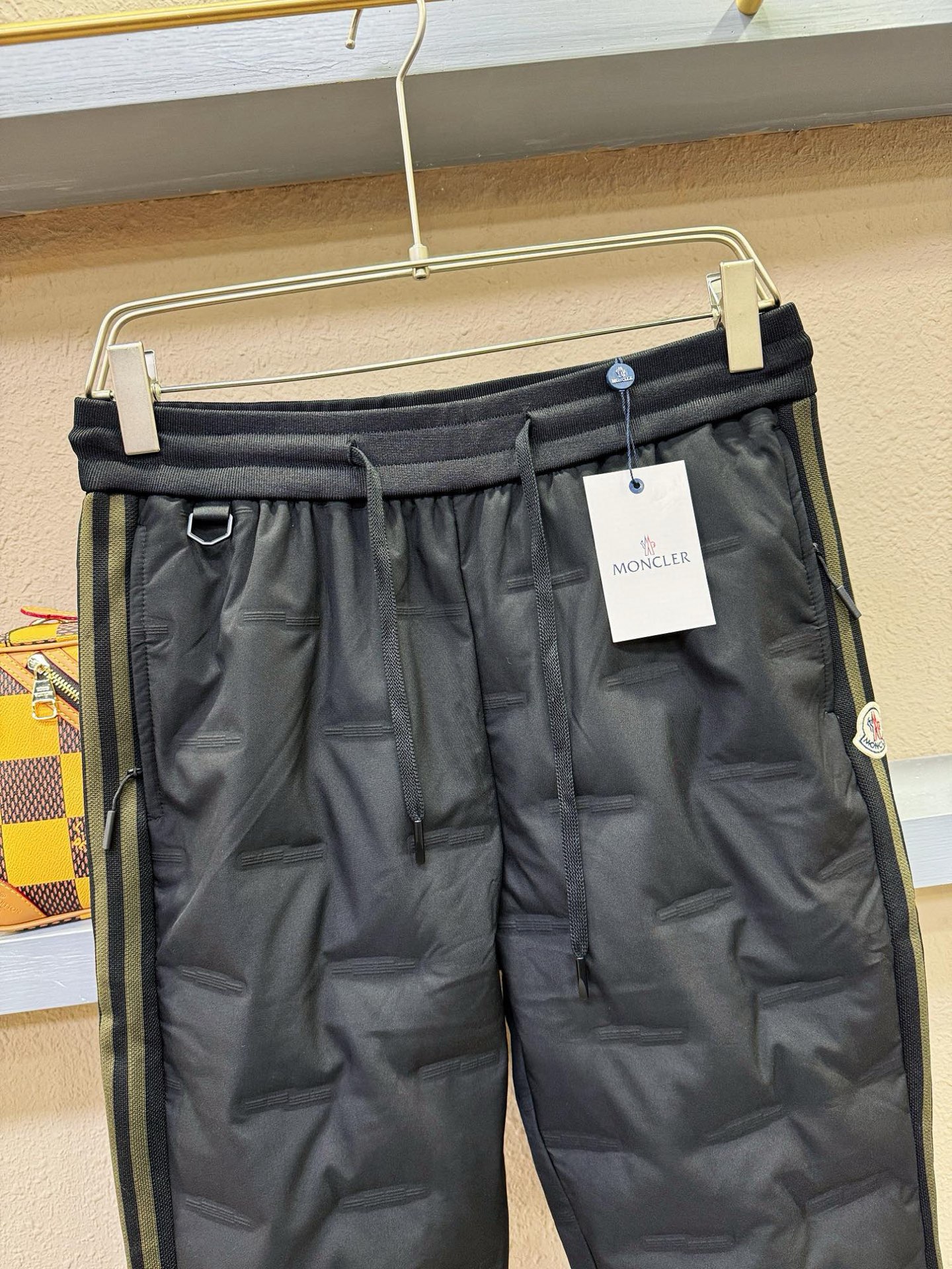 Moncler蒙口 25FW秋冬新款防寒机能羽绒裤，经典羽绒长裤，防风防雨雪，内里大朵绒填充，舒适保暖。