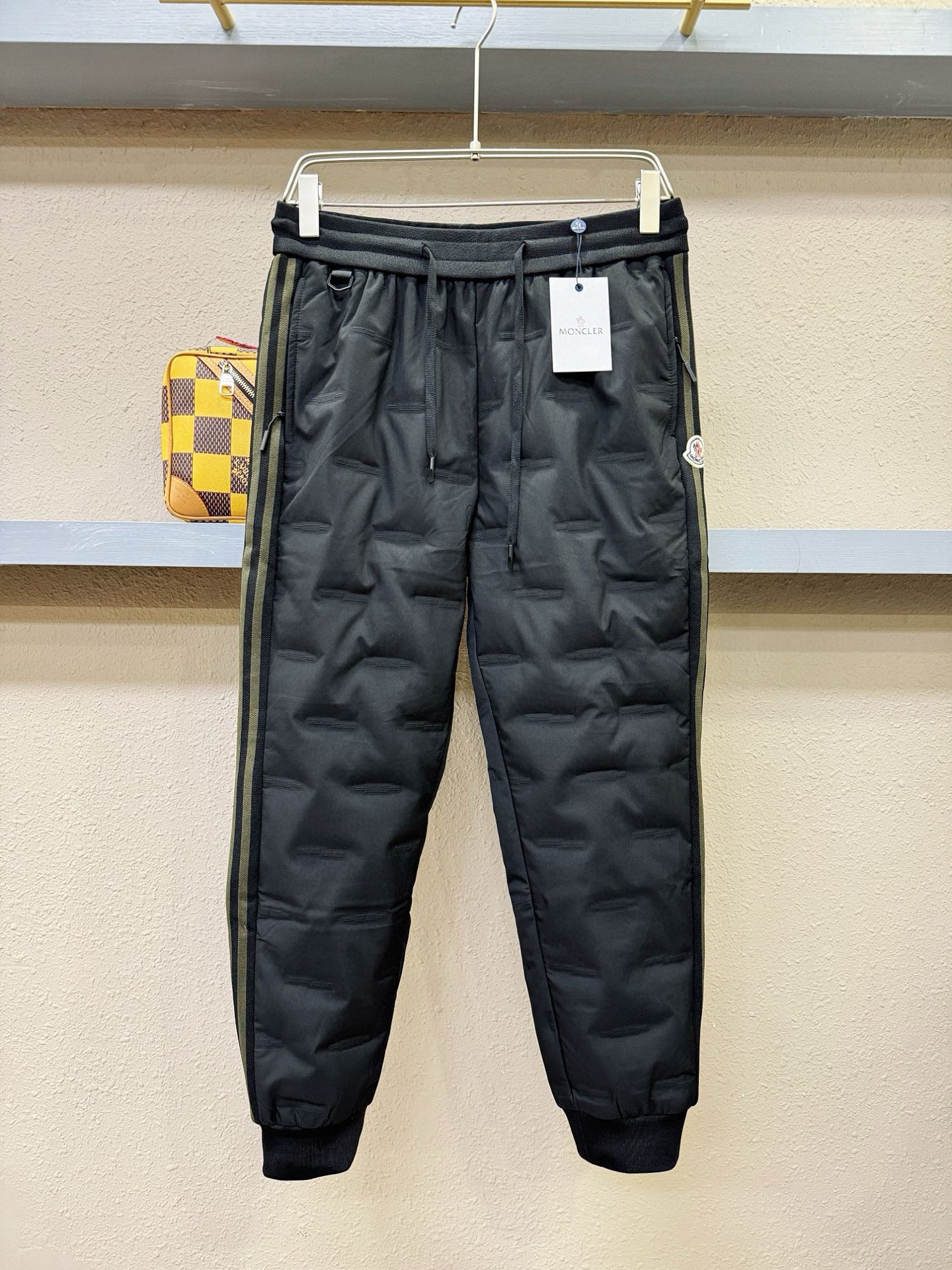 Moncler蒙口 25FW秋冬新款防寒机能羽绒裤，经典羽绒长裤，防风防雨雪，内里大朵绒填充，舒适保暖。