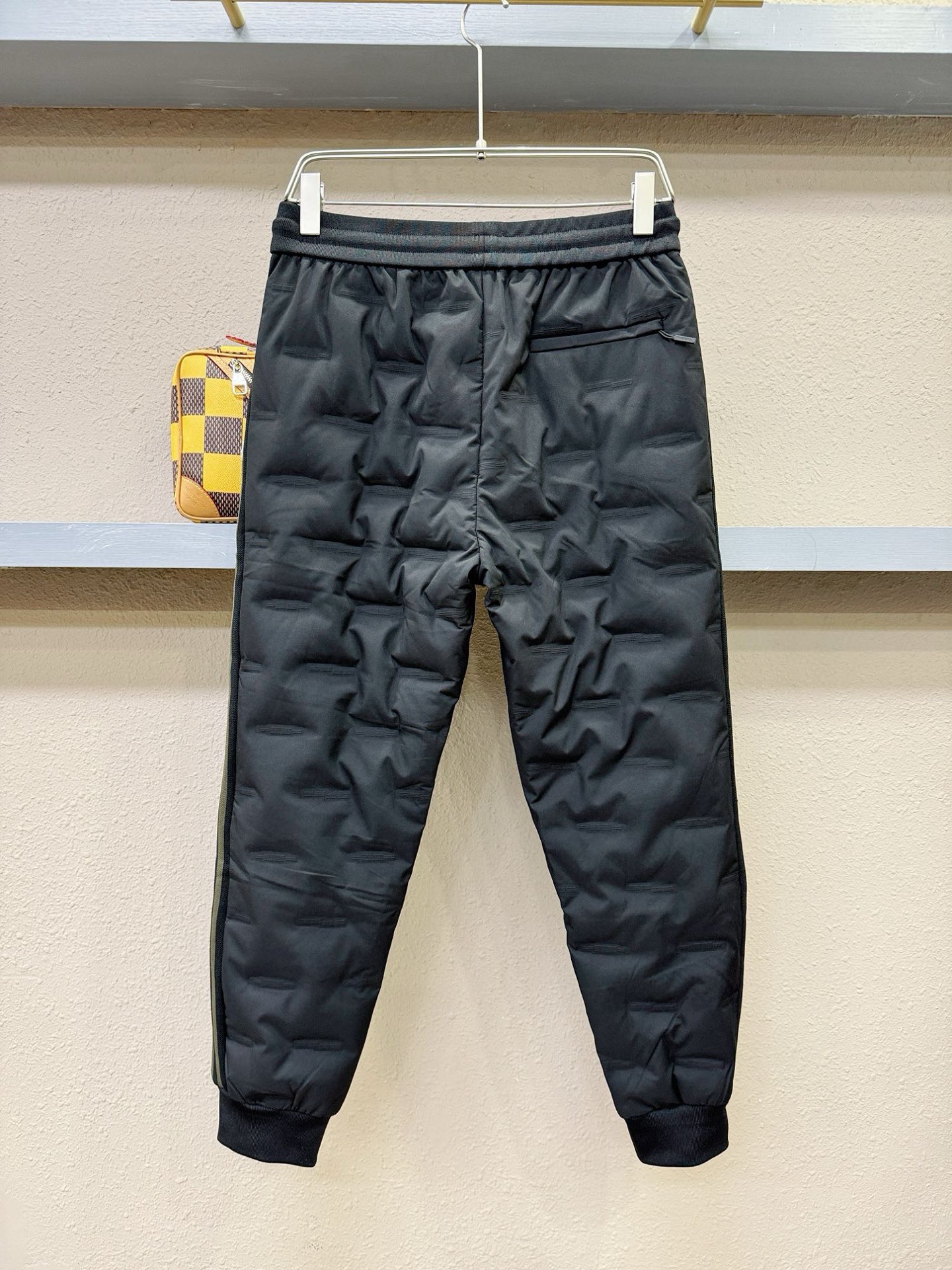 Moncler蒙口 25FW秋冬新款防寒机能羽绒裤，经典羽绒长裤，防风防雨雪，内里大朵绒填充，舒适保暖。