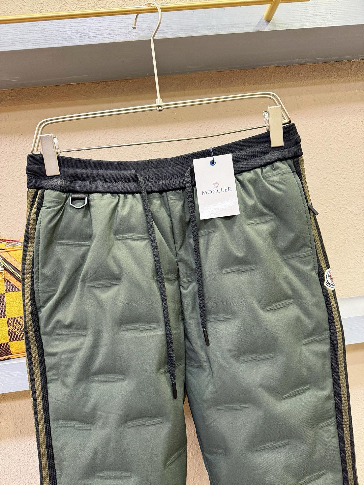 Moncler蒙口 25FW秋冬新款防寒机能羽绒裤，经典羽绒长裤，防风防雨雪，内里大朵绒填充，舒适保暖。