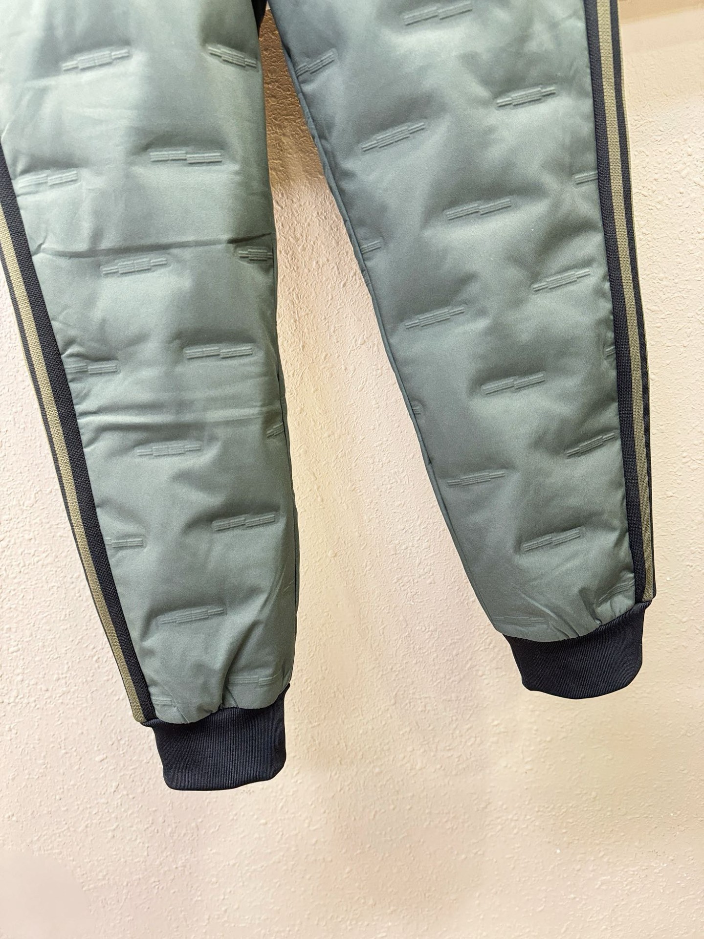 Moncler蒙口 25FW秋冬新款防寒机能羽绒裤，经典羽绒长裤，防风防雨雪，内里大朵绒填充，舒适保暖。