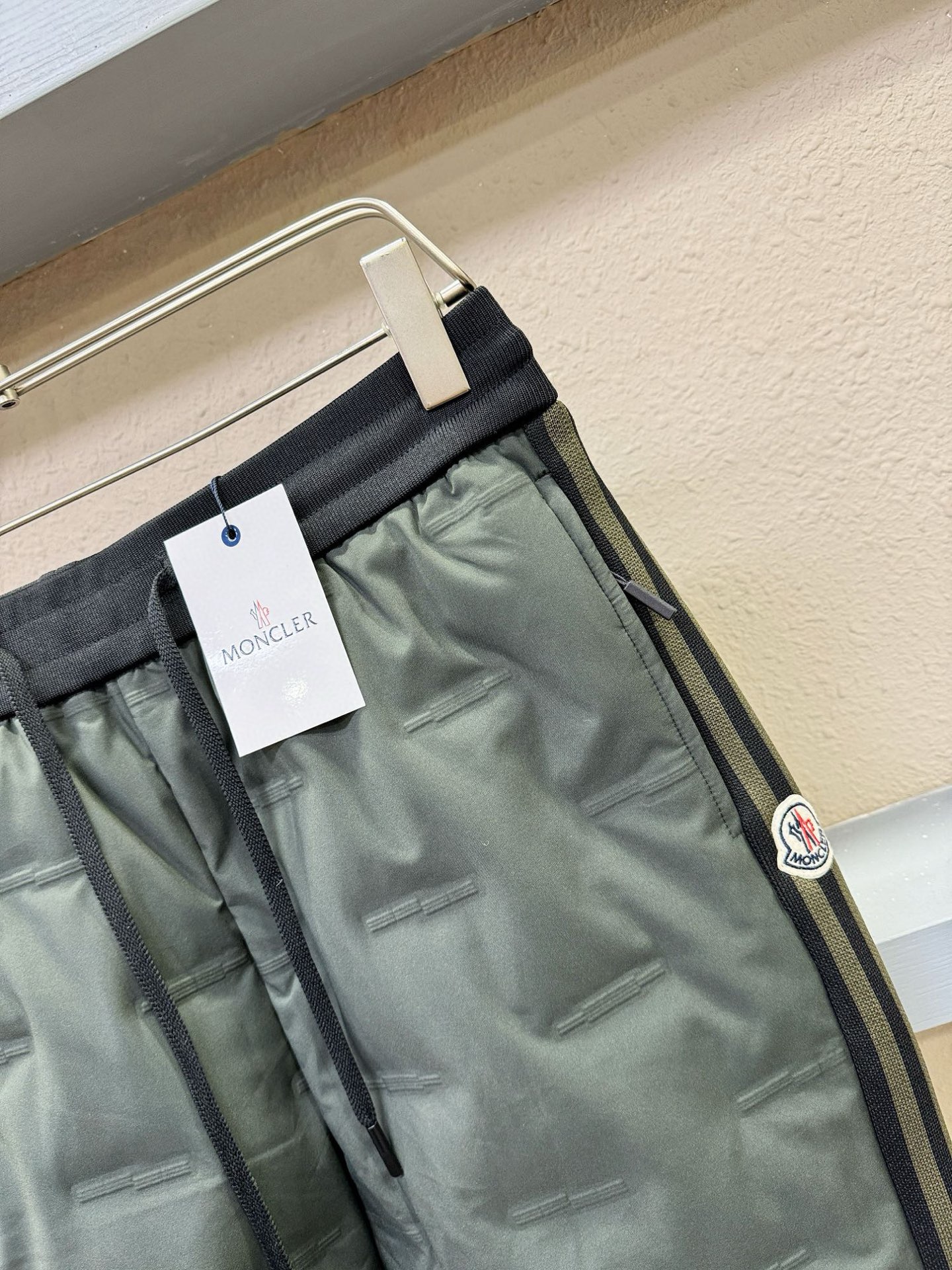 Moncler蒙口 25FW秋冬新款防寒机能羽绒裤，经典羽绒长裤，防风防雨雪，内里大朵绒填充，舒适保暖。