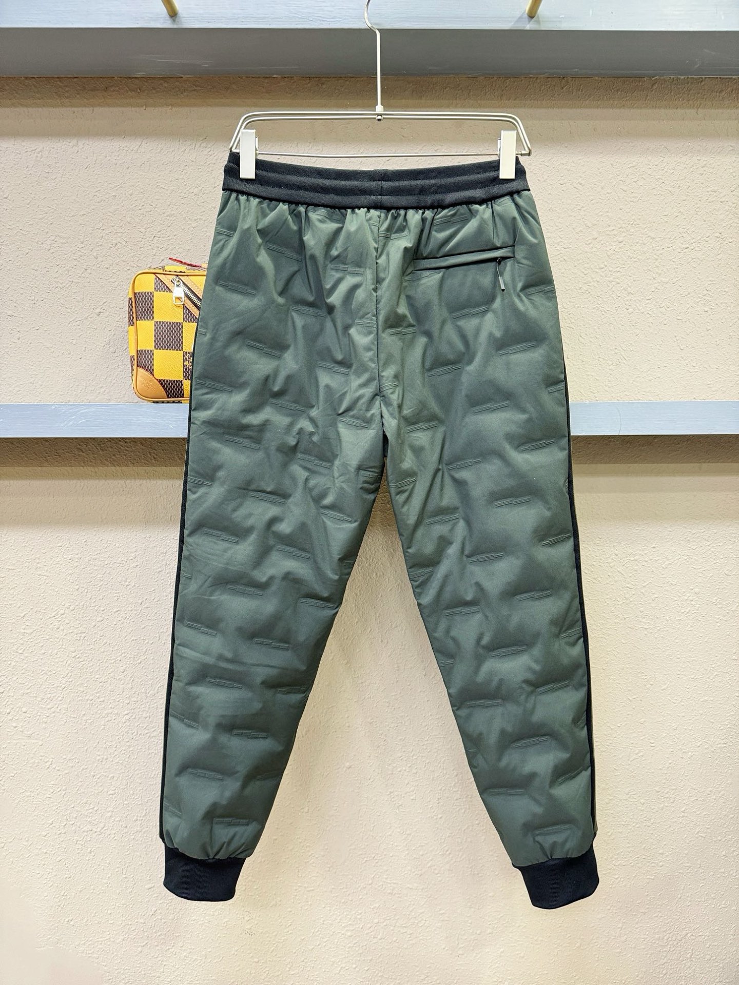 Moncler蒙口 25FW秋冬新款防寒机能羽绒裤，经典羽绒长裤，防风防雨雪，内里大朵绒填充，舒适保暖。