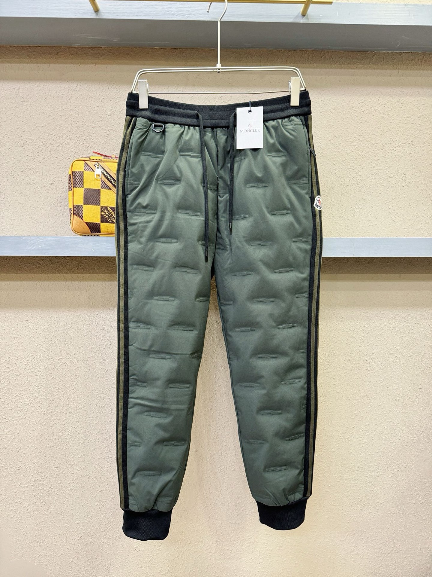 Moncler蒙口 25FW秋冬新款防寒机能羽绒裤，经典羽绒长裤，防风防雨雪，内里大朵绒填充，舒适保暖。