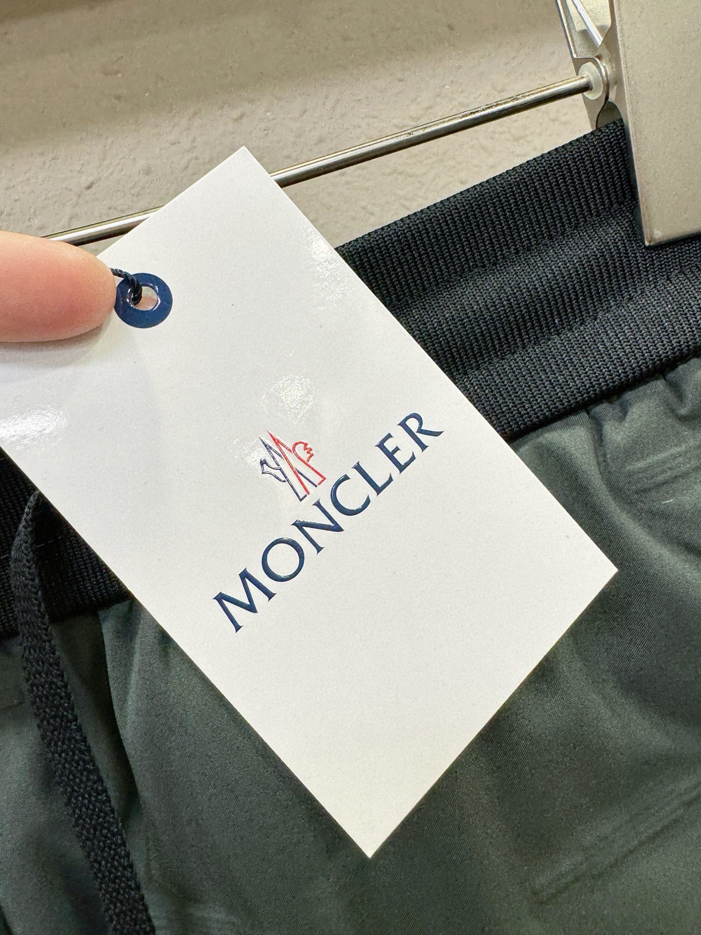 Moncler蒙口 25FW秋冬新款防寒机能羽绒裤，经典羽绒长裤，防风防雨雪，内里大朵绒填充，舒适保暖。