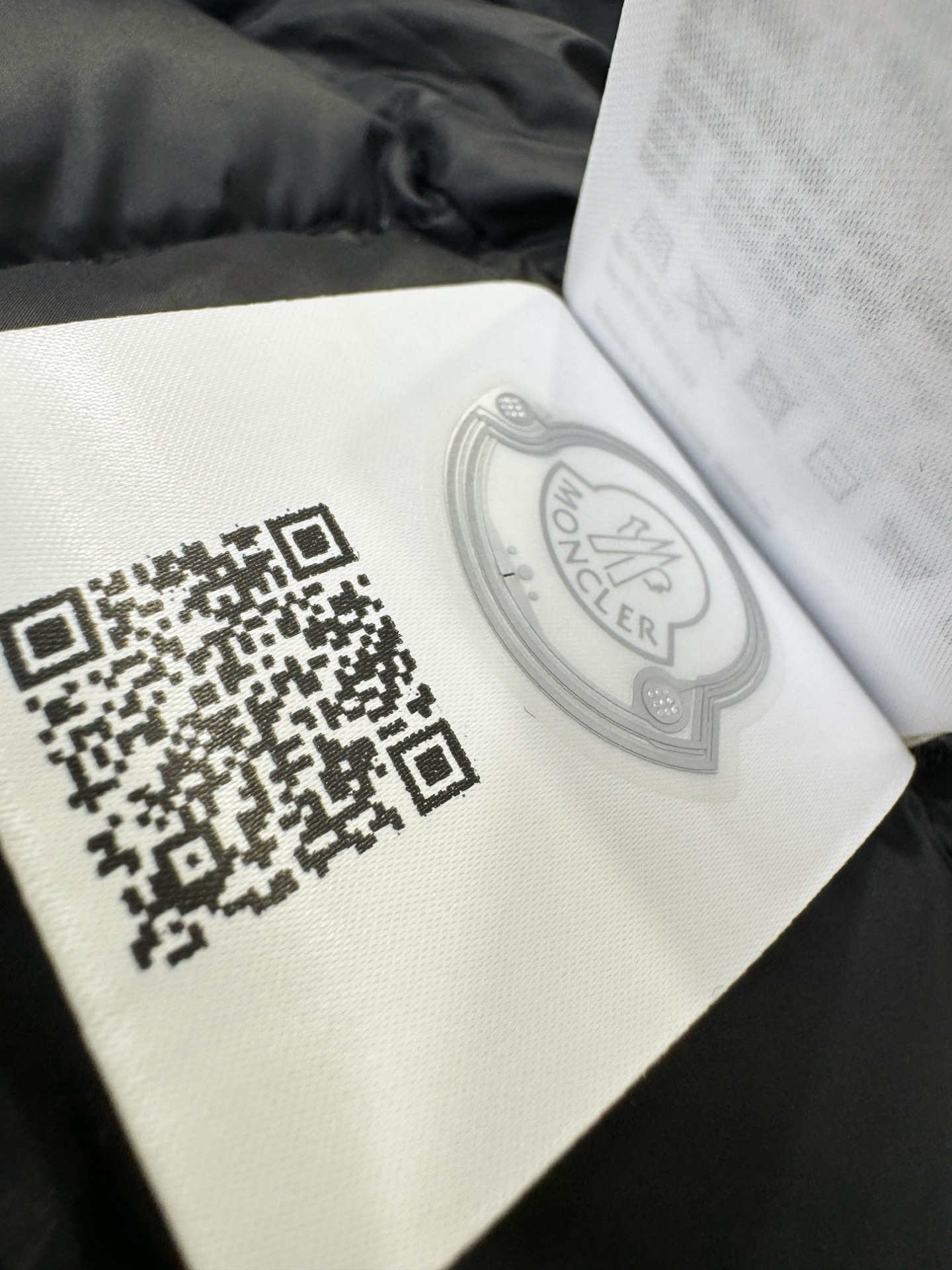 爆款羽绒服 2025新品 Moncler蒙口 新款羽绒服秀场新品，品相非常完美，专柜高科技防水面料，内里