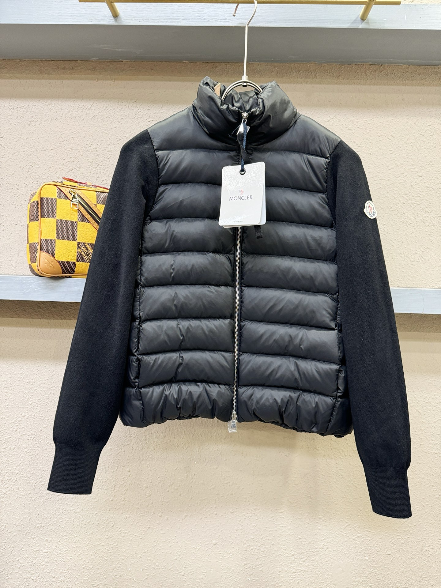 爆款羽绒服 2025新品 Moncler蒙口 新款羽绒服秀场新品，品相非常完美，专柜高科技防水面料，内里