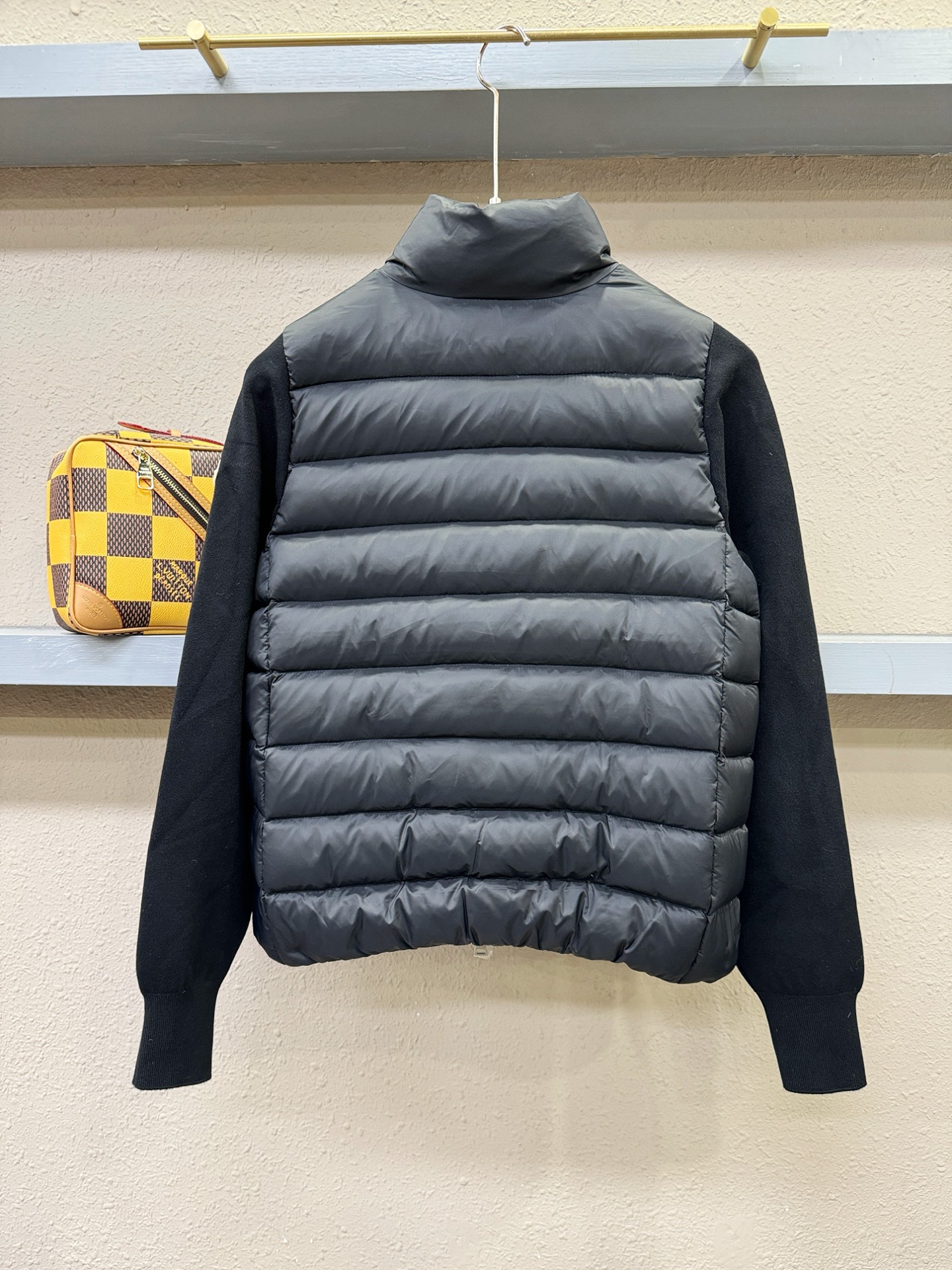 爆款羽绒服 2025新品 Moncler蒙口 新款羽绒服秀场新品，品相非常完美，专柜高科技防水面料，内里