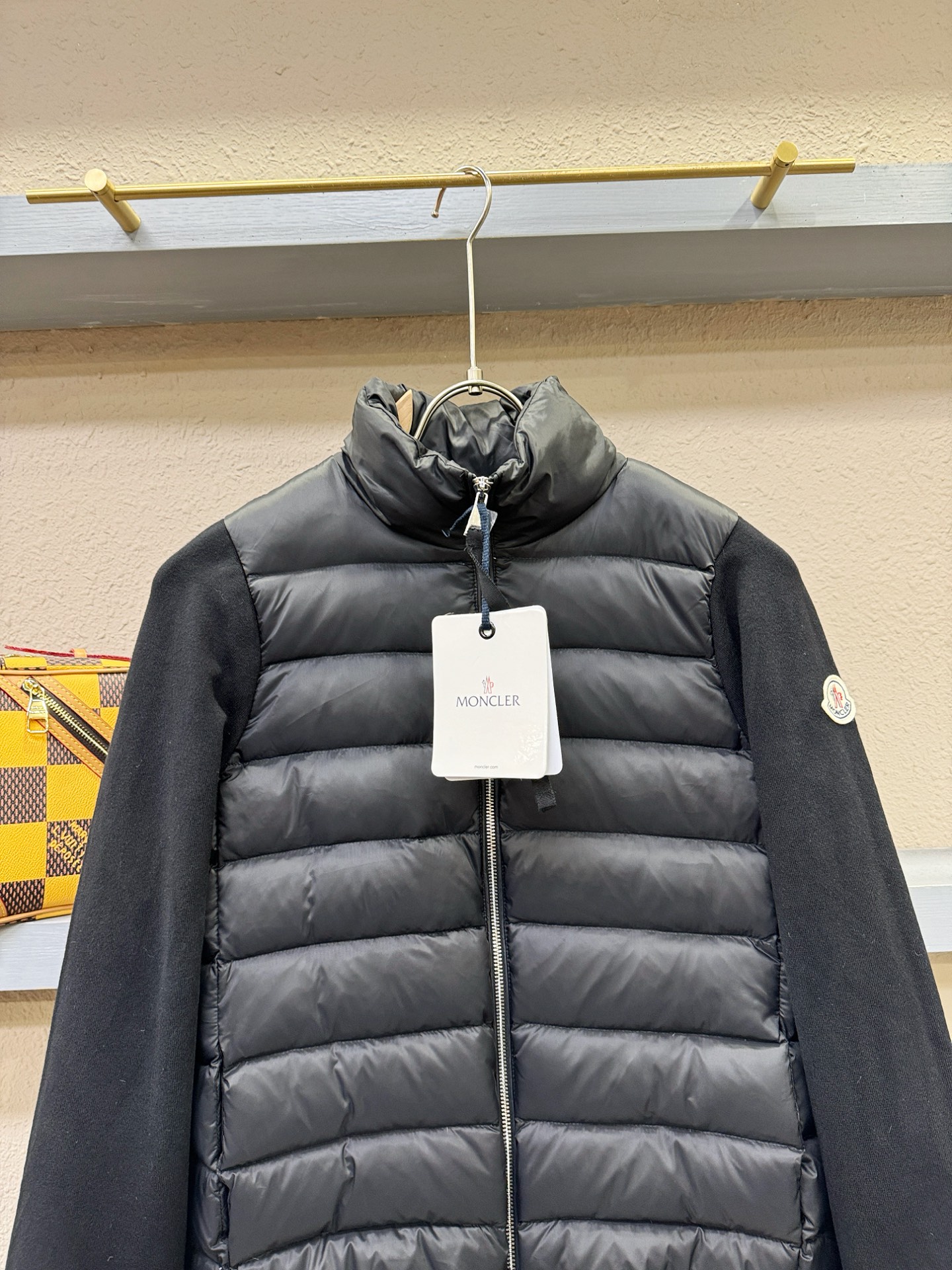 爆款羽绒服 2025新品 Moncler蒙口 新款羽绒服秀场新品，品相非常完美，专柜高科技防水面料，内里