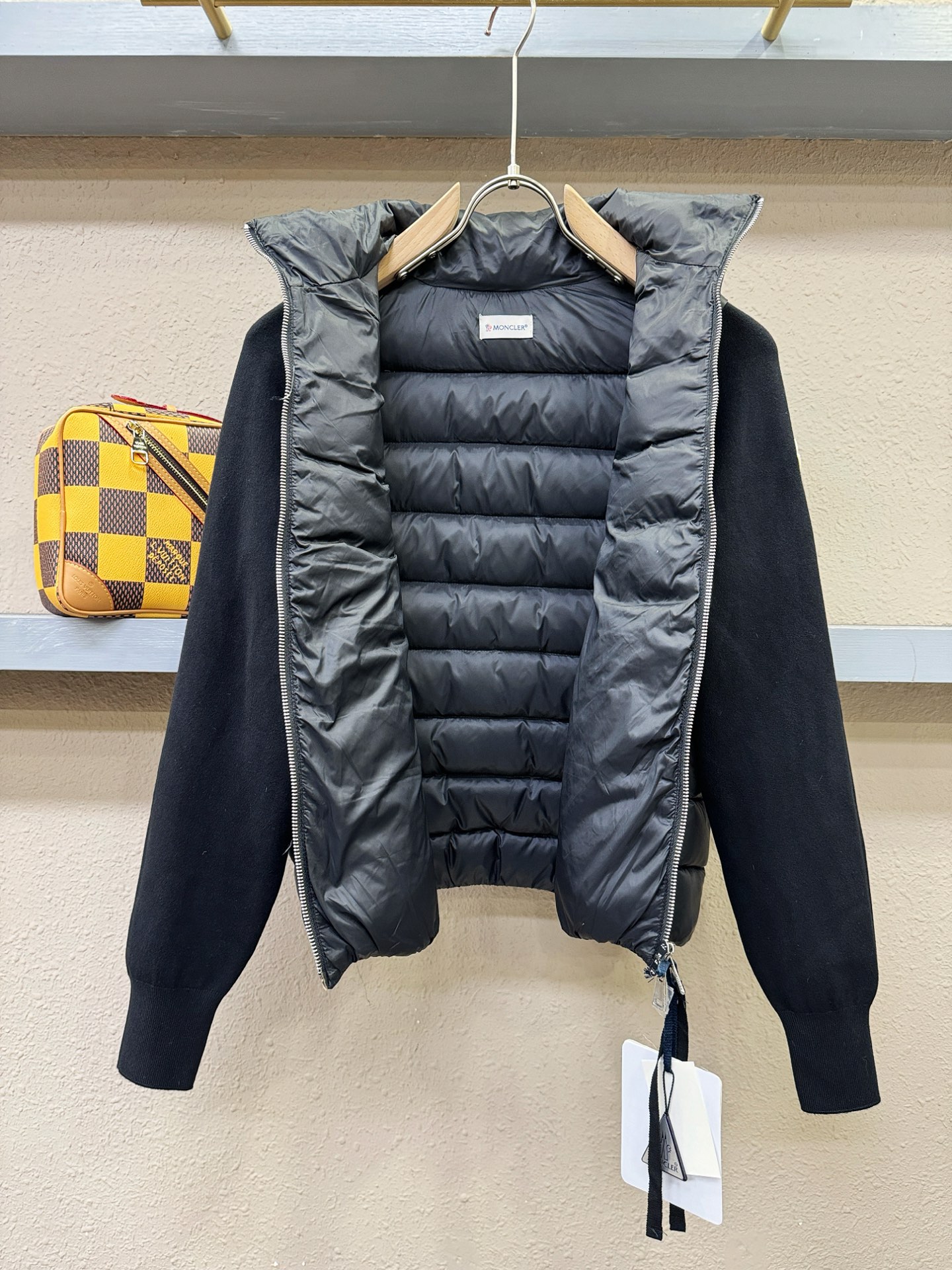 爆款羽绒服 2025新品 Moncler蒙口 新款羽绒服秀场新品，品相非常完美，专柜高科技防水面料，内里