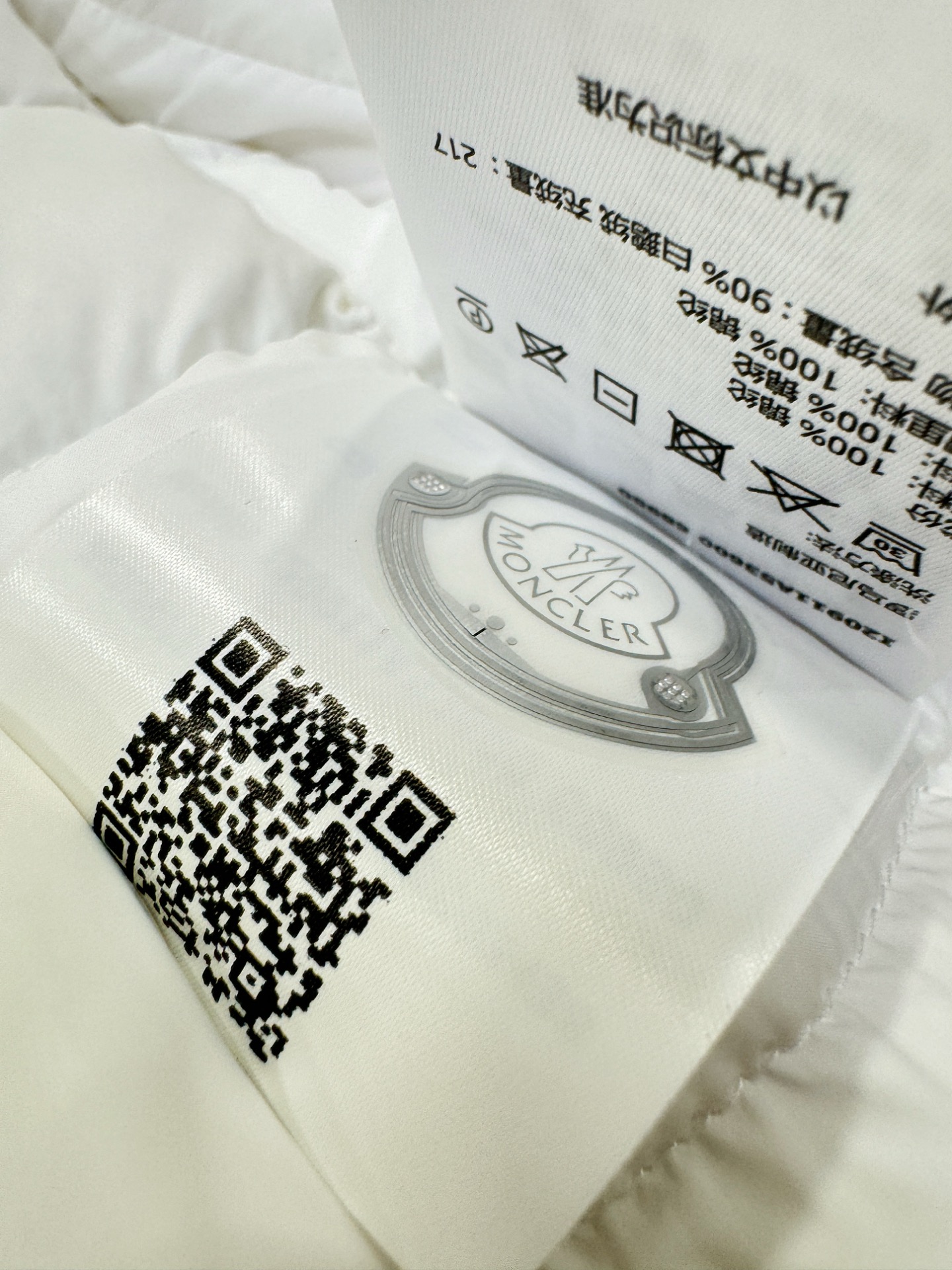 爆款羽绒服 2025新品 Moncler蒙口 新款羽绒服秀场新品，品相非常完美，专柜高科技防水面料，内里