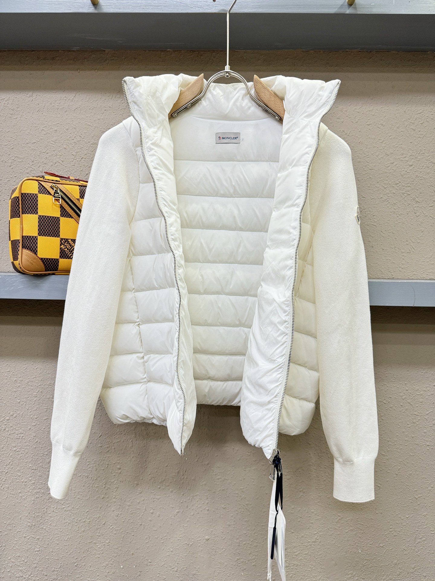 爆款羽绒服 2025新品 Moncler蒙口 新款羽绒服秀场新品，品相非常完美，专柜高科技防水面料，内里