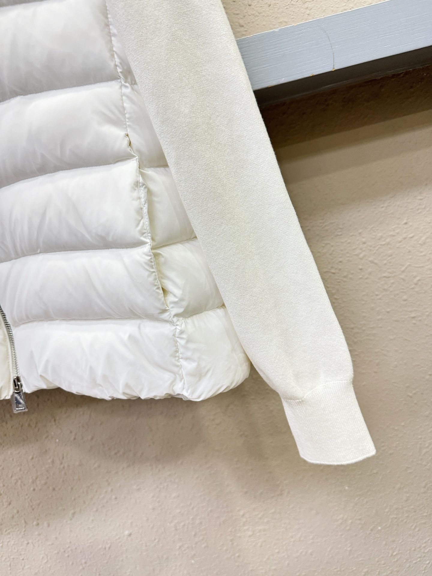 爆款羽绒服 2025新品 Moncler蒙口 新款羽绒服秀场新品，品相非常完美，专柜高科技防水面料，内里