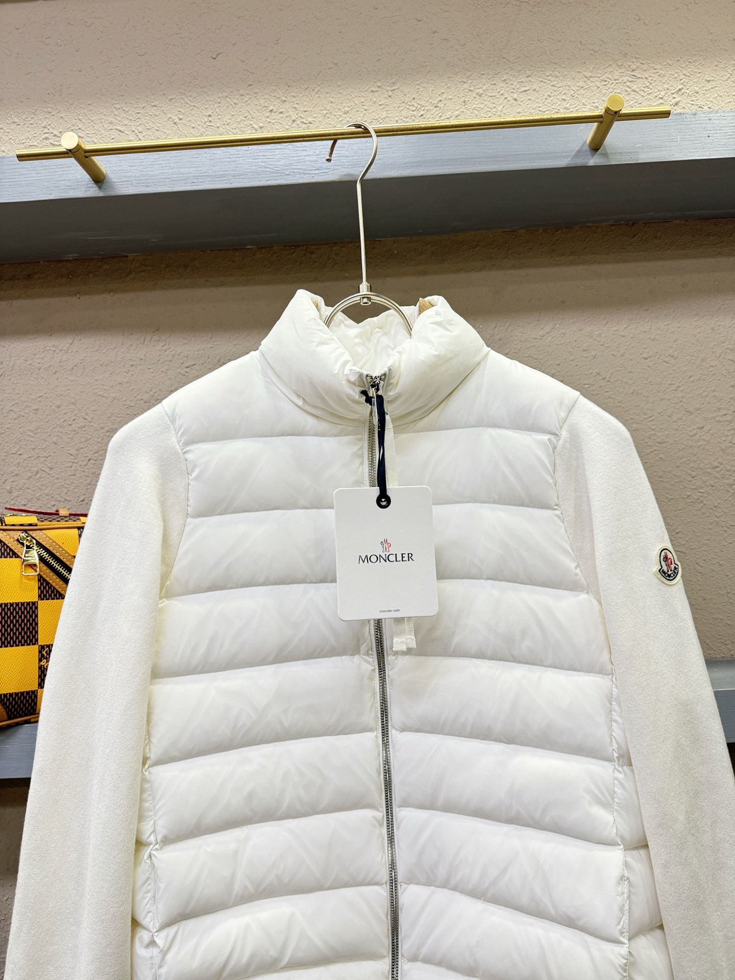 爆款羽绒服 2025新品 Moncler蒙口 新款羽绒服秀场新品，品相非常完美，专柜高科技防水面料，内里