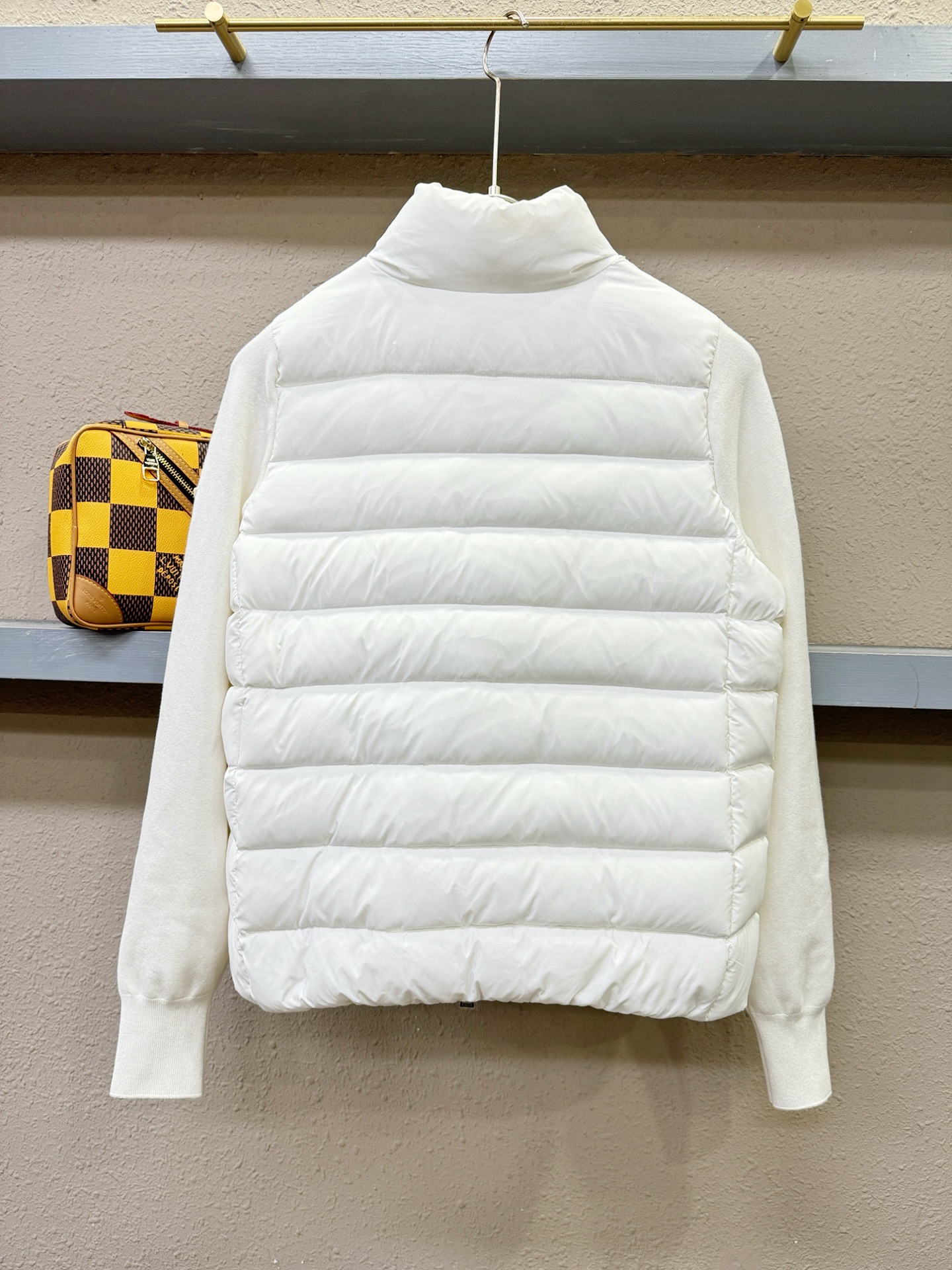 爆款羽绒服 2025新品 Moncler蒙口 新款羽绒服秀场新品，品相非常完美，专柜高科技防水面料，内里