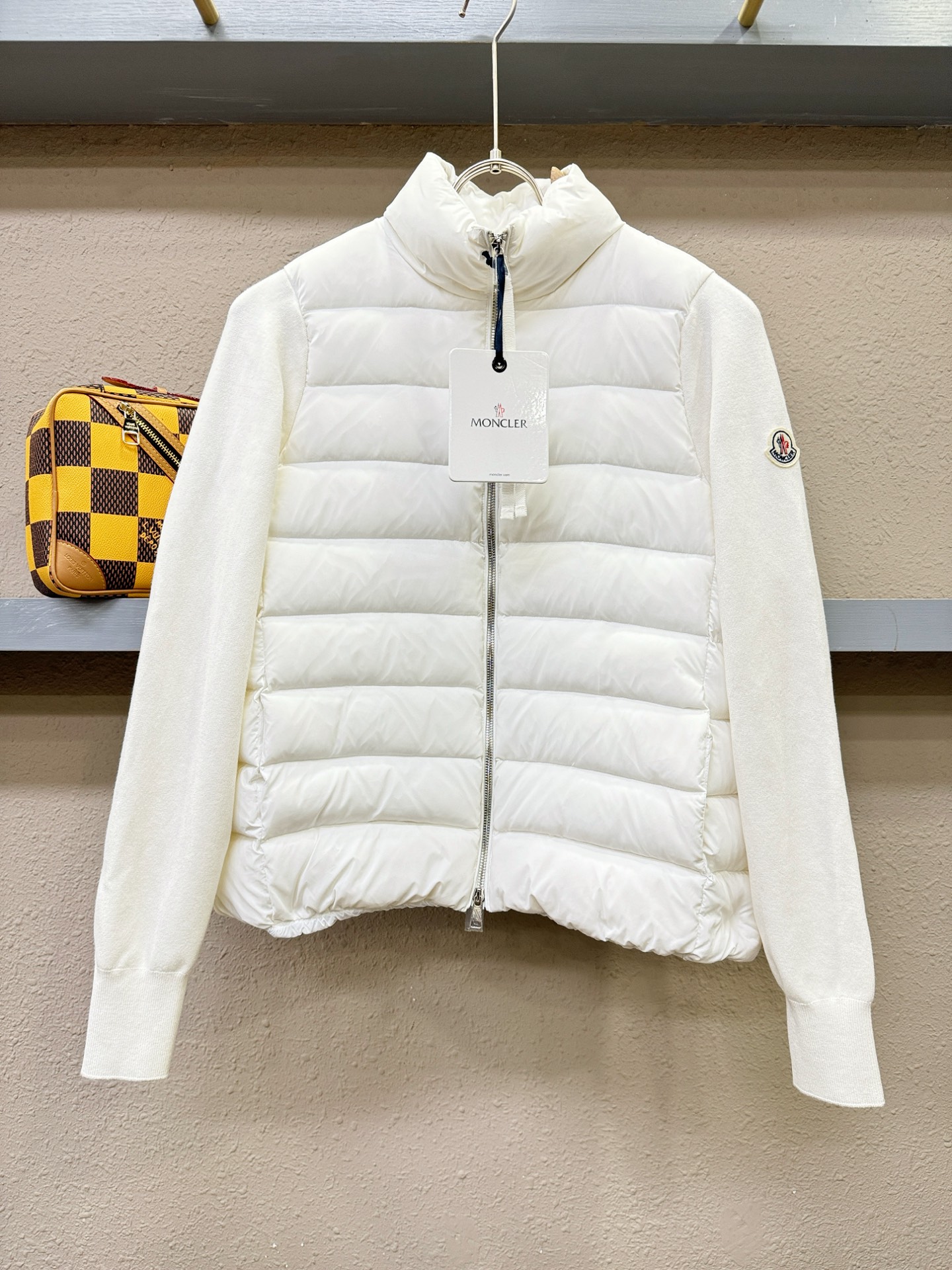 爆款羽绒服 2025新品 Moncler蒙口 新款羽绒服秀场新品，品相非常完美，专柜高科技防水面料，内里