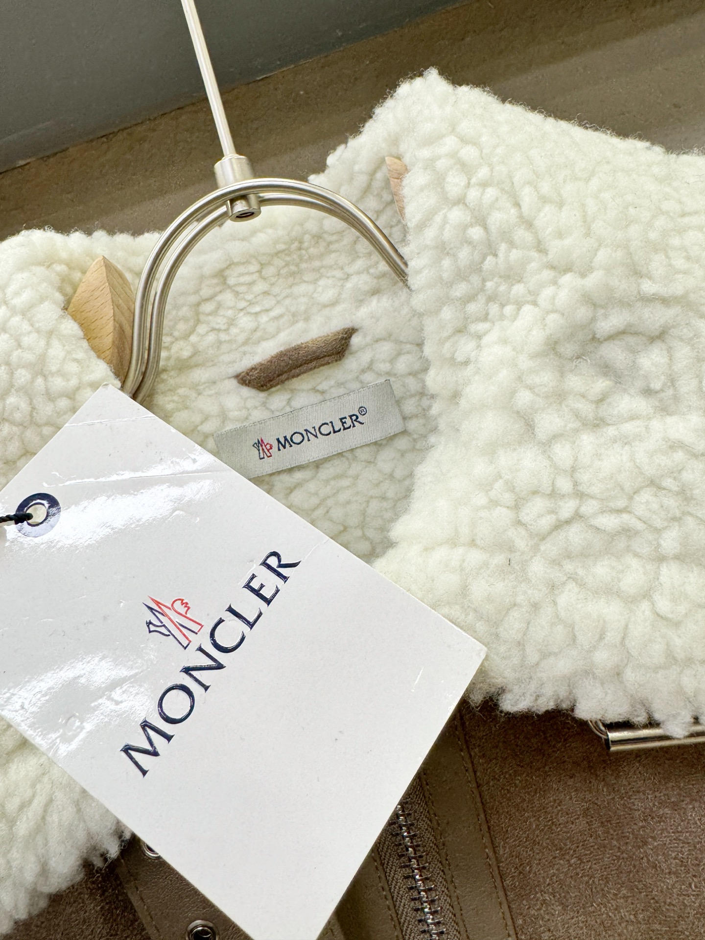 Moncler蒙口 新品皮毛一体，原生态人造皮面料；100%进口皮毛一体！采用进口人造皮皮料！皮料品质相