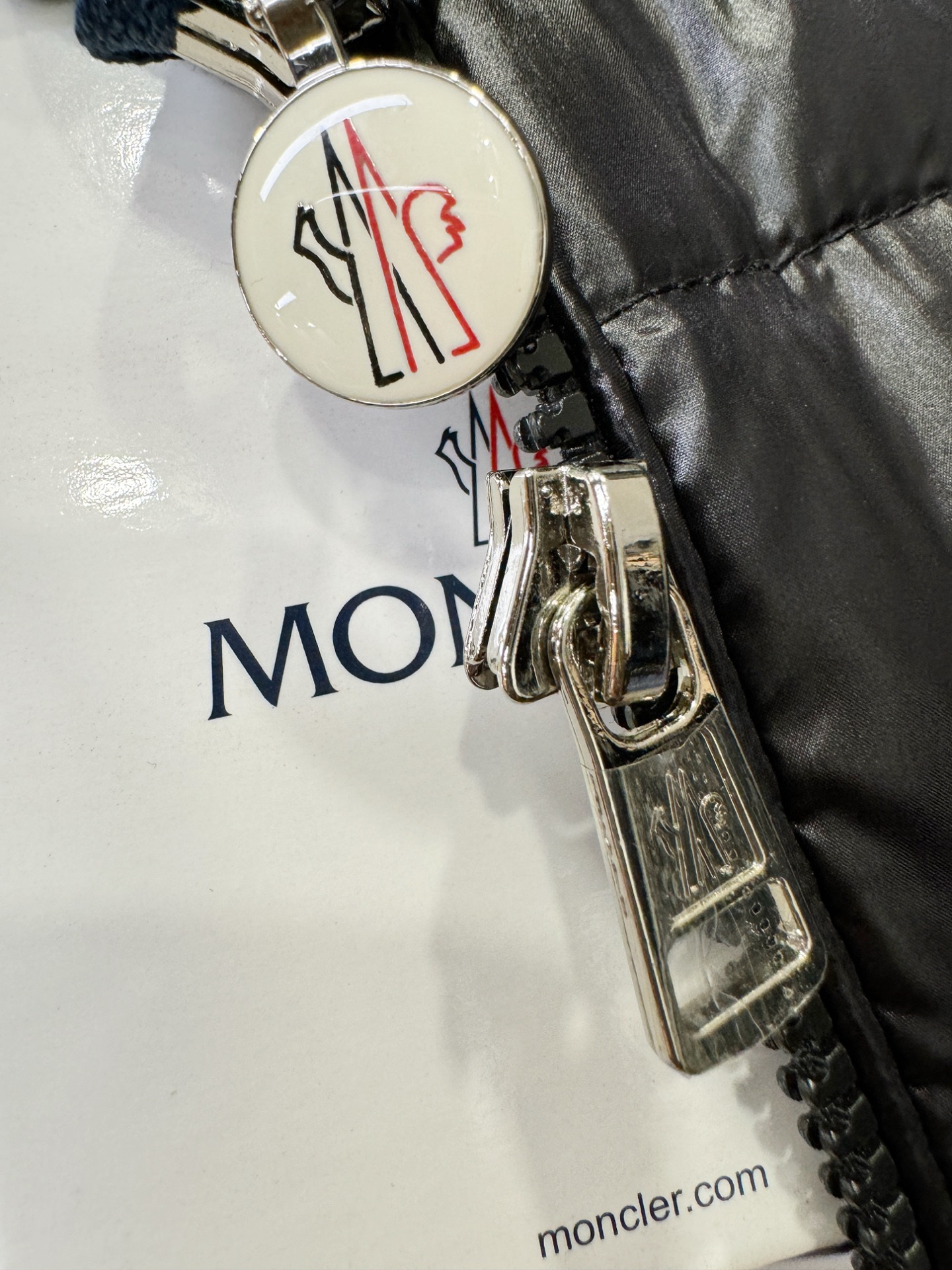 爆款羽绒服 2025新品 Moncler蒙口 新款羽绒服秀场新品，品相非常完美，专柜高科技防水面料，内里
