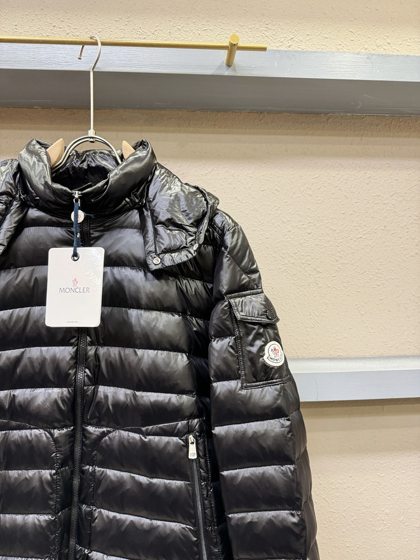 爆款羽绒服 2025新品 Moncler蒙口 新款羽绒服秀场新品，品相非常完美，专柜高科技防水面料，内里