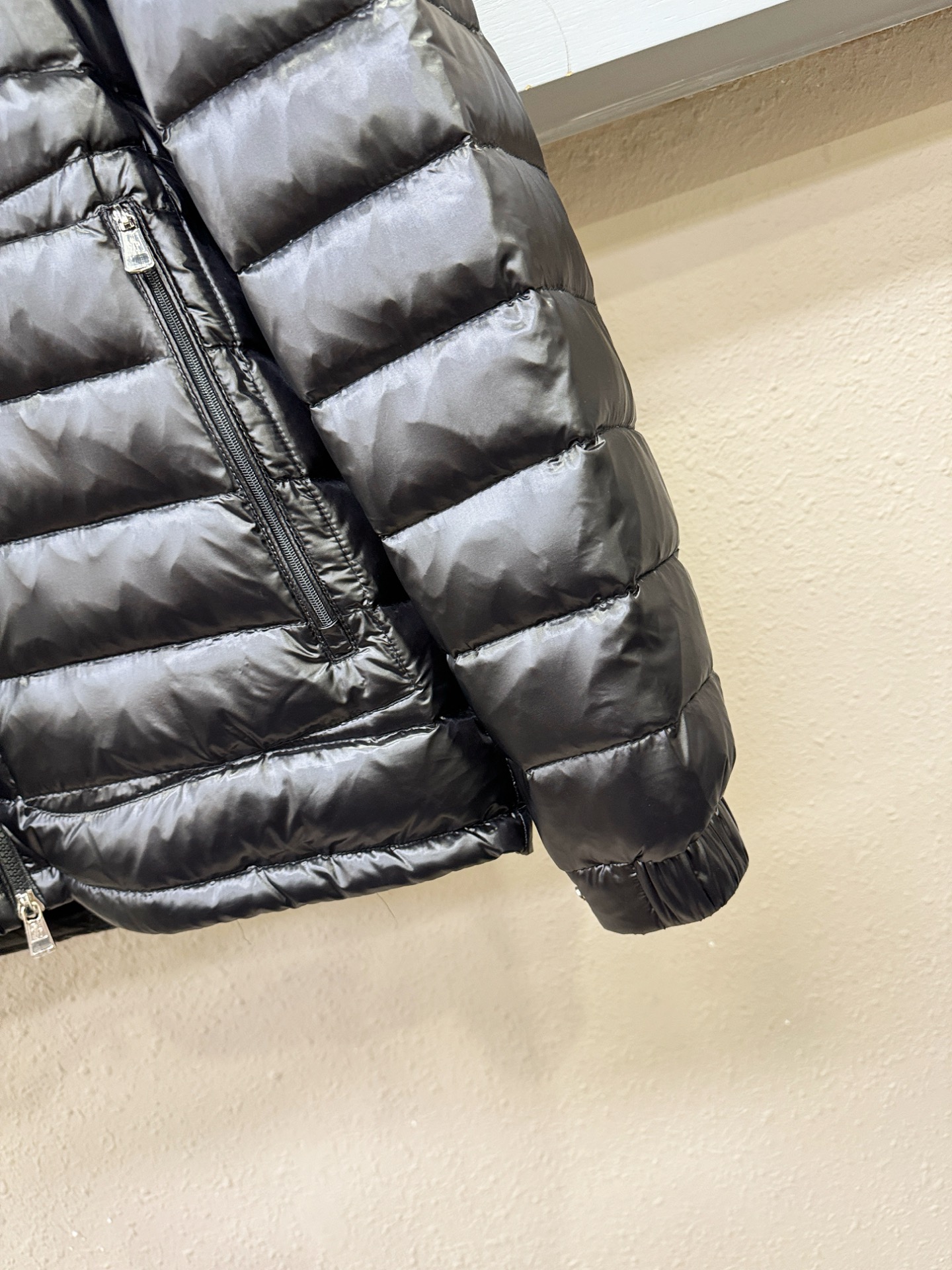 爆款羽绒服 2025新品 Moncler蒙口 新款羽绒服秀场新品，品相非常完美，专柜高科技防水面料，内里