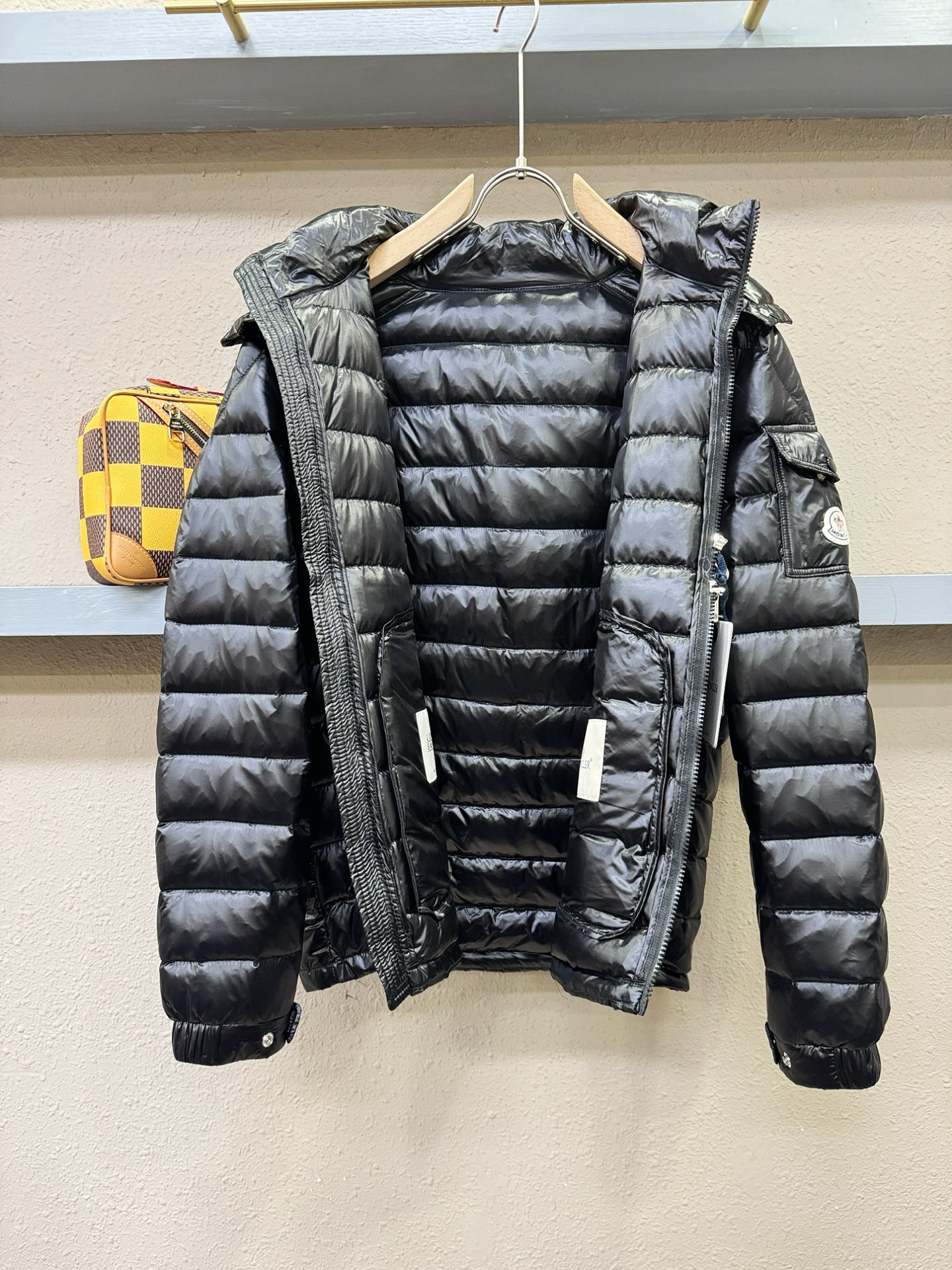 爆款羽绒服 2025新品 Moncler蒙口 新款羽绒服秀场新品，品相非常完美，专柜高科技防水面料，内里