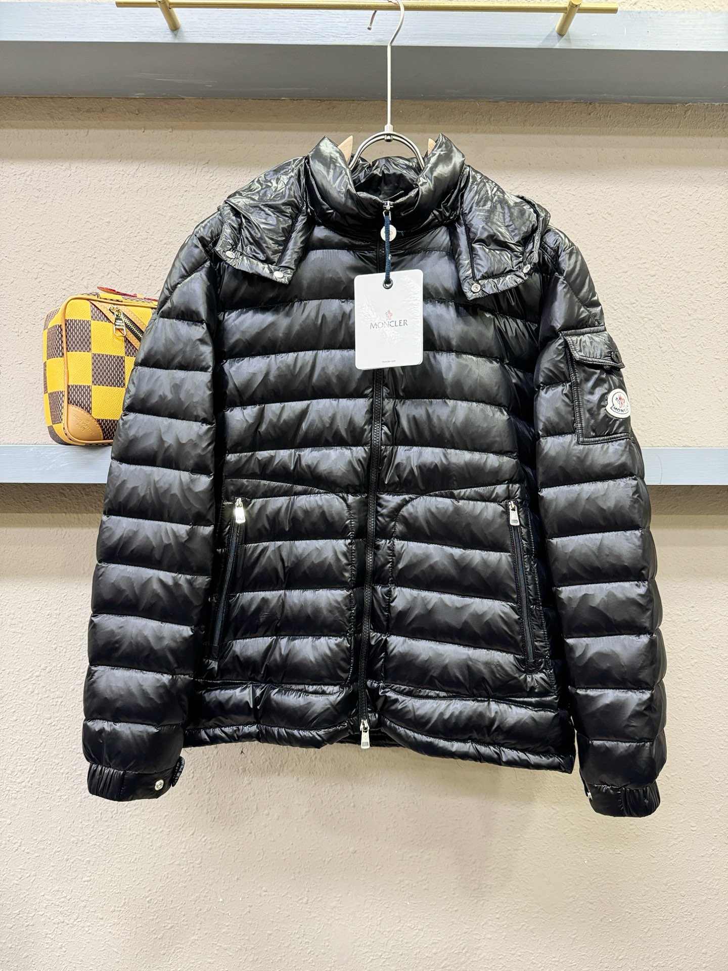 爆款羽绒服 2025新品 Moncler蒙口 新款羽绒服秀场新品，品相非常完美，专柜高科技防水面料，内里