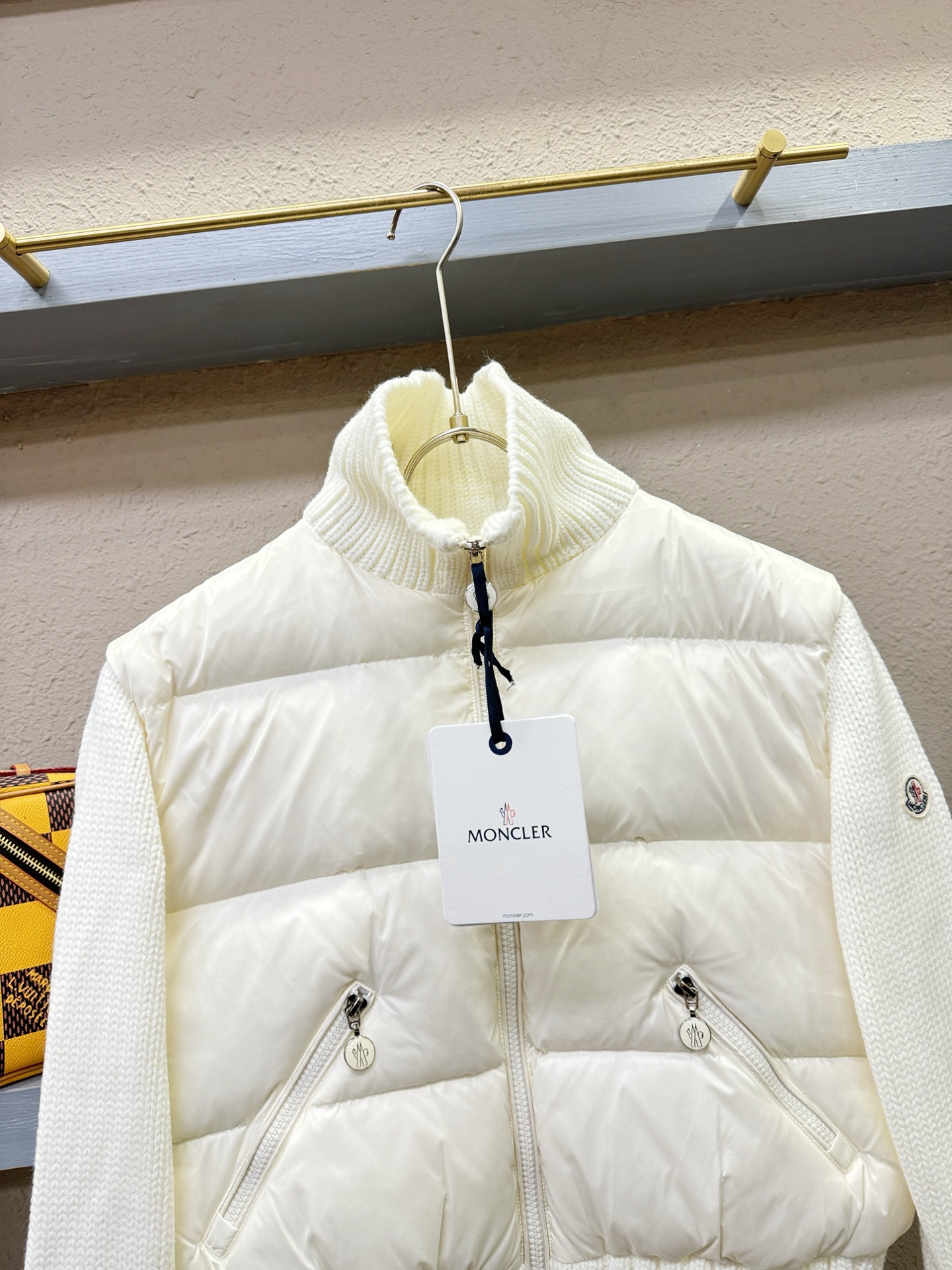 爆款羽绒服 2025新品 Moncler蒙口 新款羽绒服秀场新品，品相非常完美，专柜高科技防水面料，内里