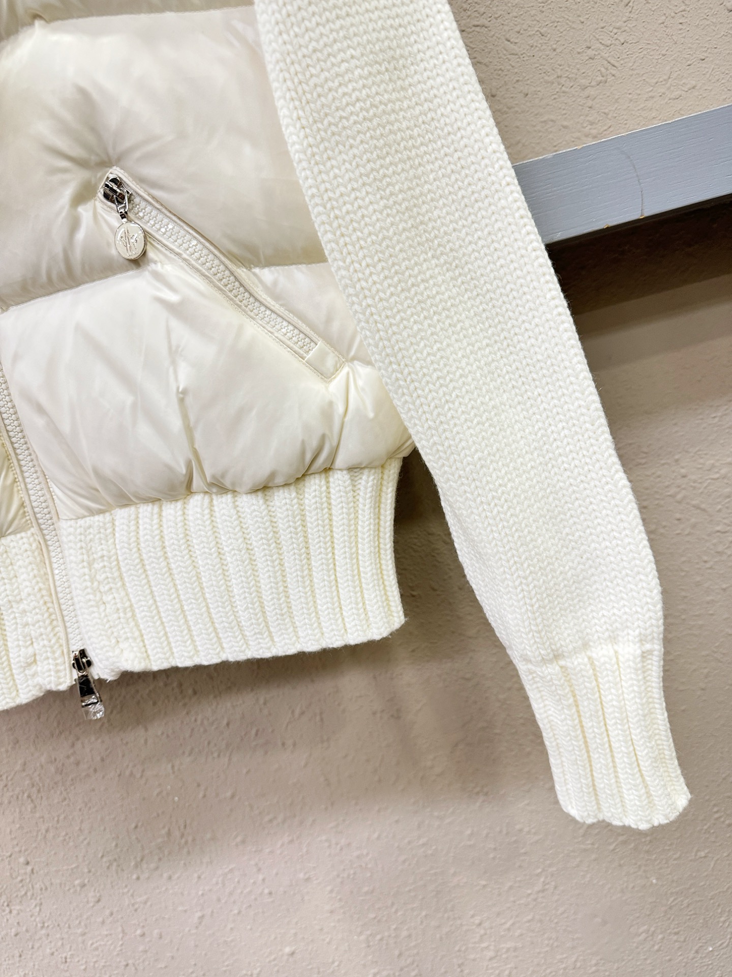 爆款羽绒服 2025新品 Moncler蒙口 新款羽绒服秀场新品，品相非常完美，专柜高科技防水面料，内里