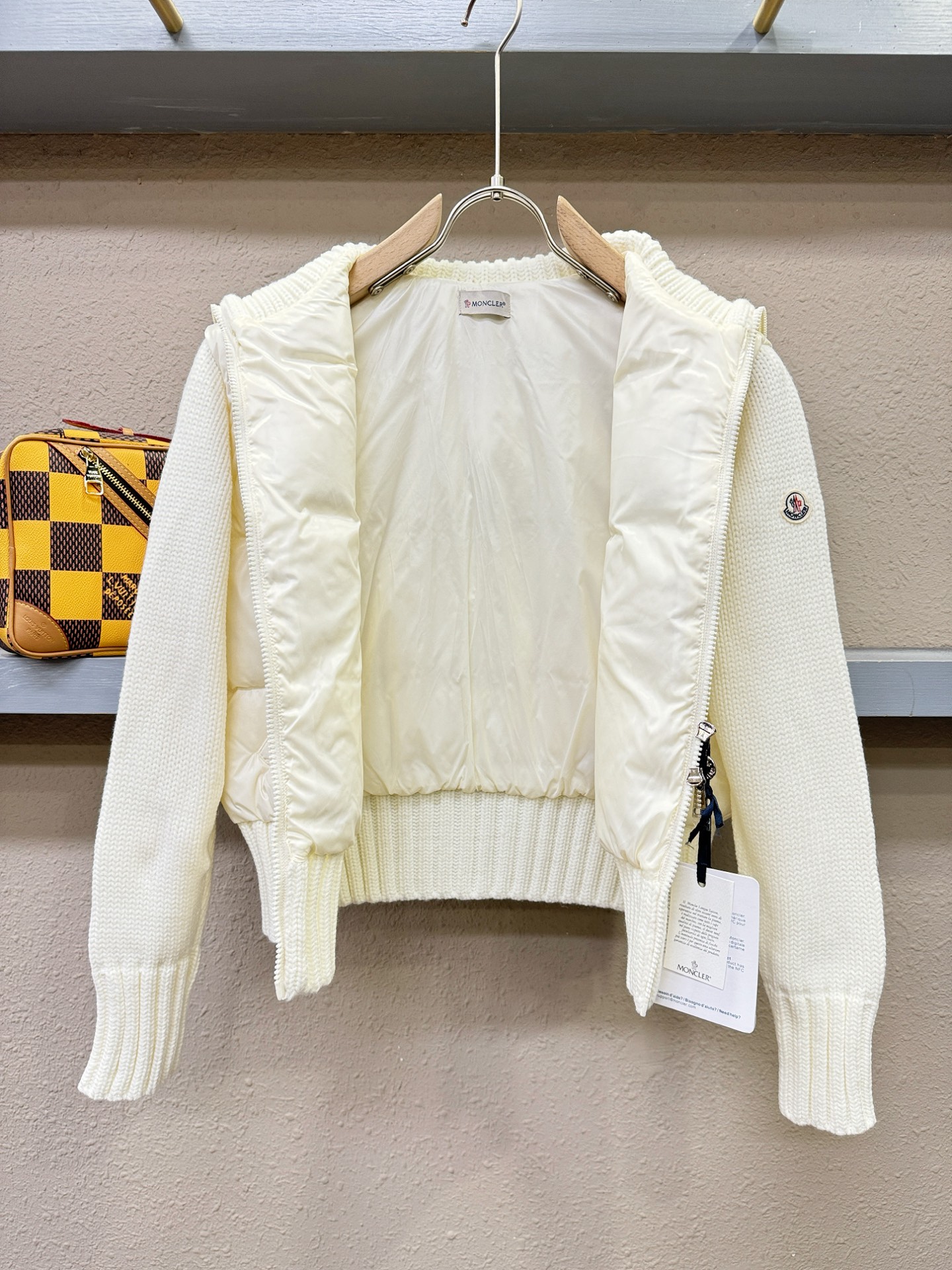 爆款羽绒服 2025新品 Moncler蒙口 新款羽绒服秀场新品，品相非常完美，专柜高科技防水面料，内里