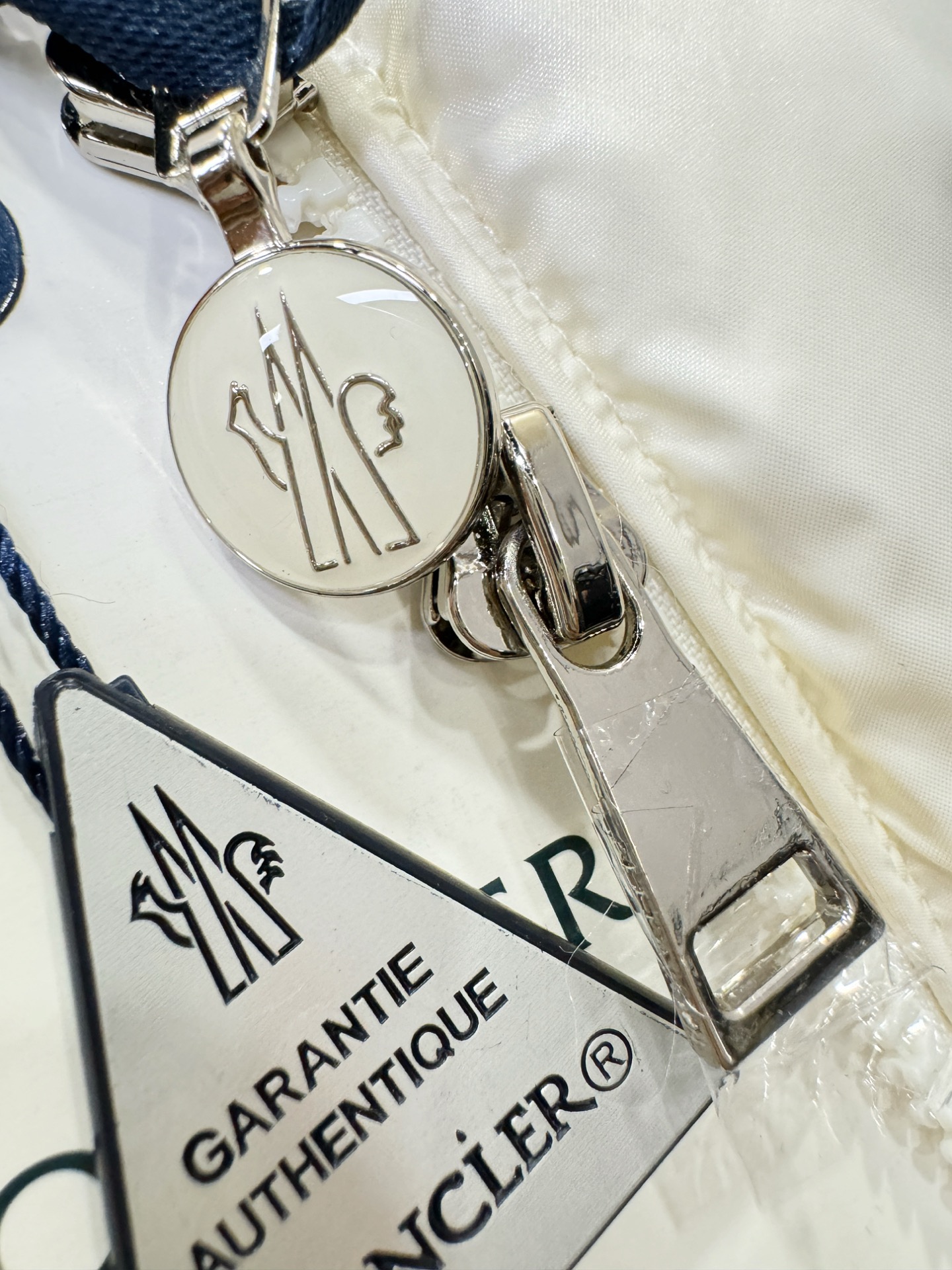 爆款羽绒服 2025新品 Moncler蒙口 新款羽绒服秀场新品，品相非常完美，专柜高科技防水面料，内里