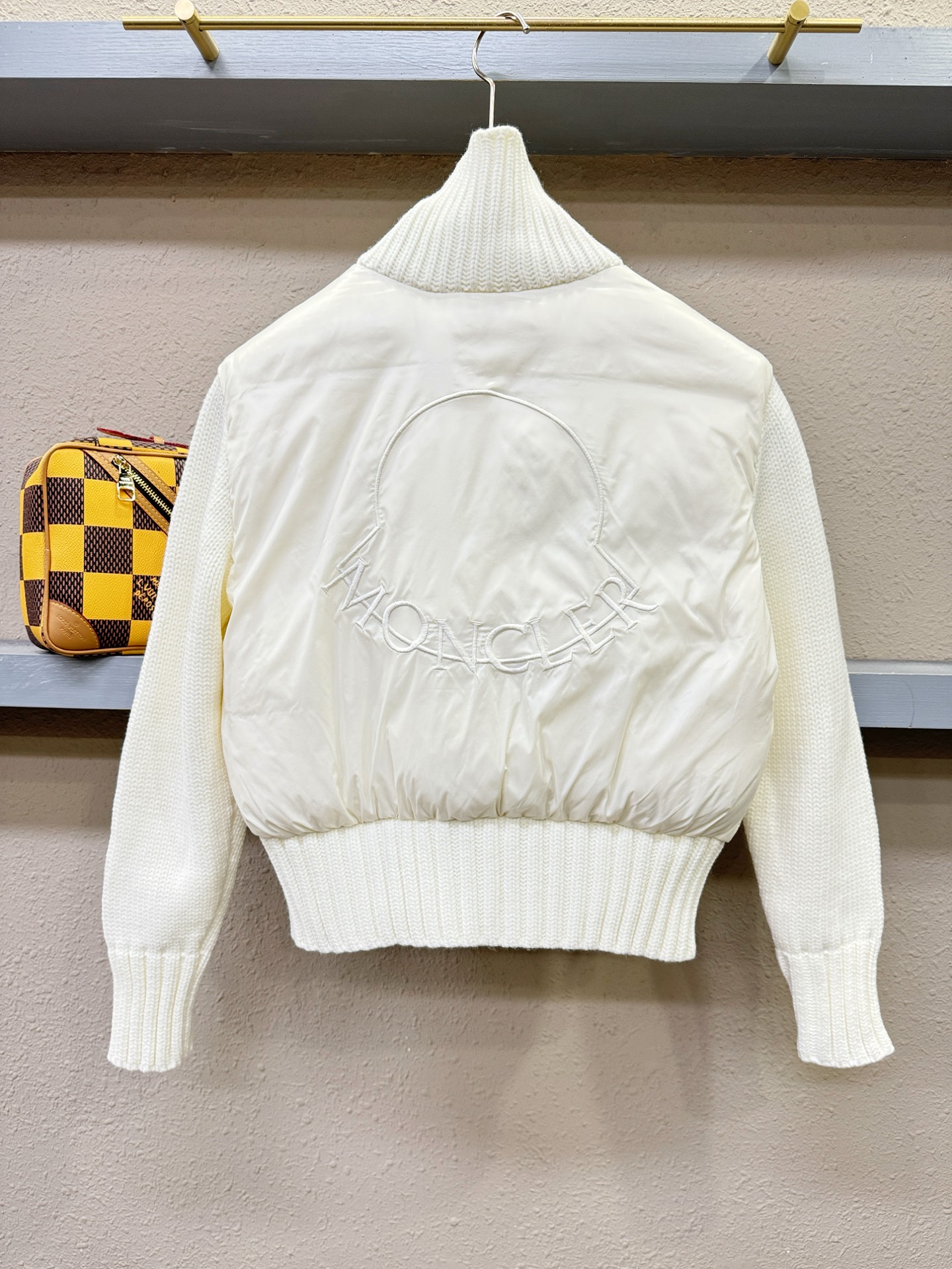 爆款羽绒服 2025新品 Moncler蒙口 新款羽绒服秀场新品，品相非常完美，专柜高科技防水面料，内里