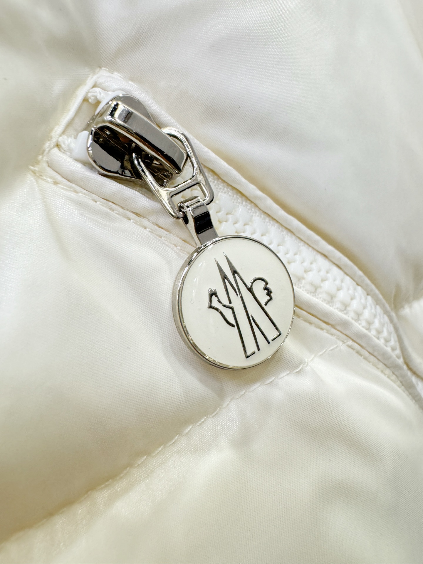 爆款羽绒服 2025新品 Moncler蒙口 新款羽绒服秀场新品，品相非常完美，专柜高科技防水面料，内里