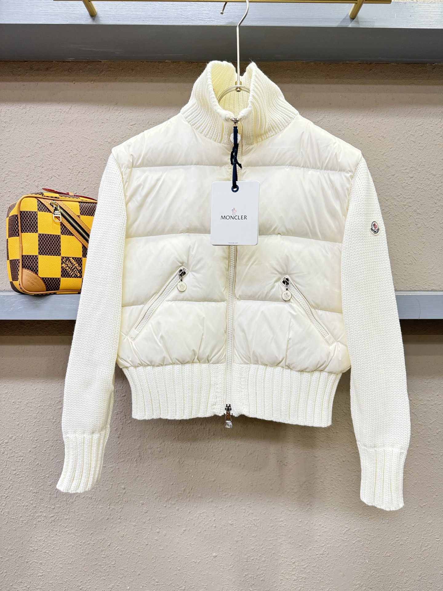 爆款羽绒服 2025新品 Moncler蒙口 新款羽绒服秀场新品，品相非常完美，专柜高科技防水面料，内里