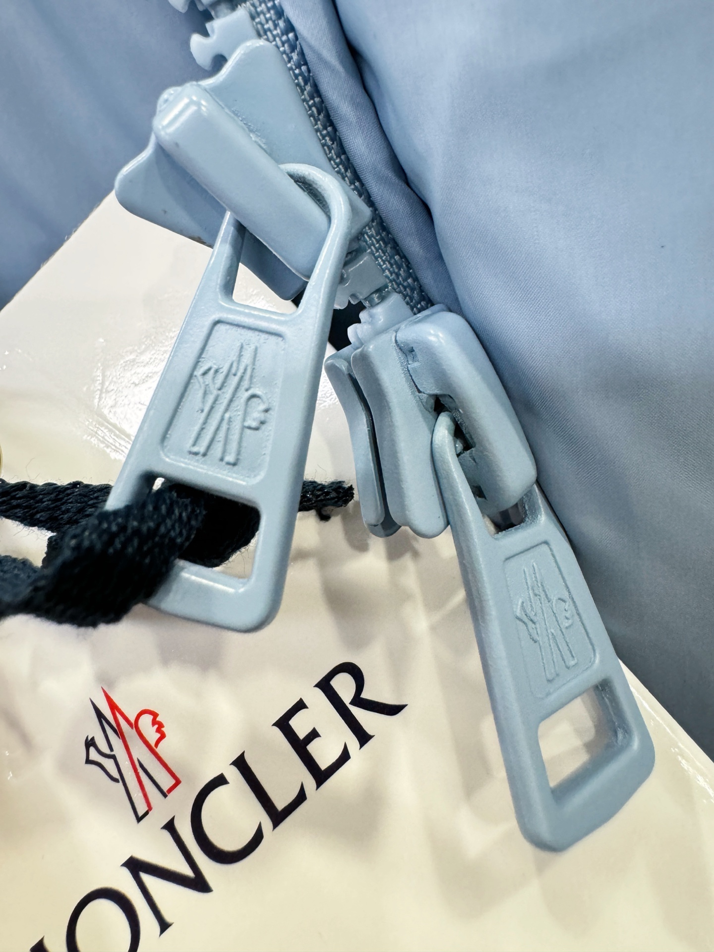 爆款羽绒服 2025新品 Moncler蒙口 新款羽绒服秀场新品，品相非常完美，专柜高科技防水面料，内里