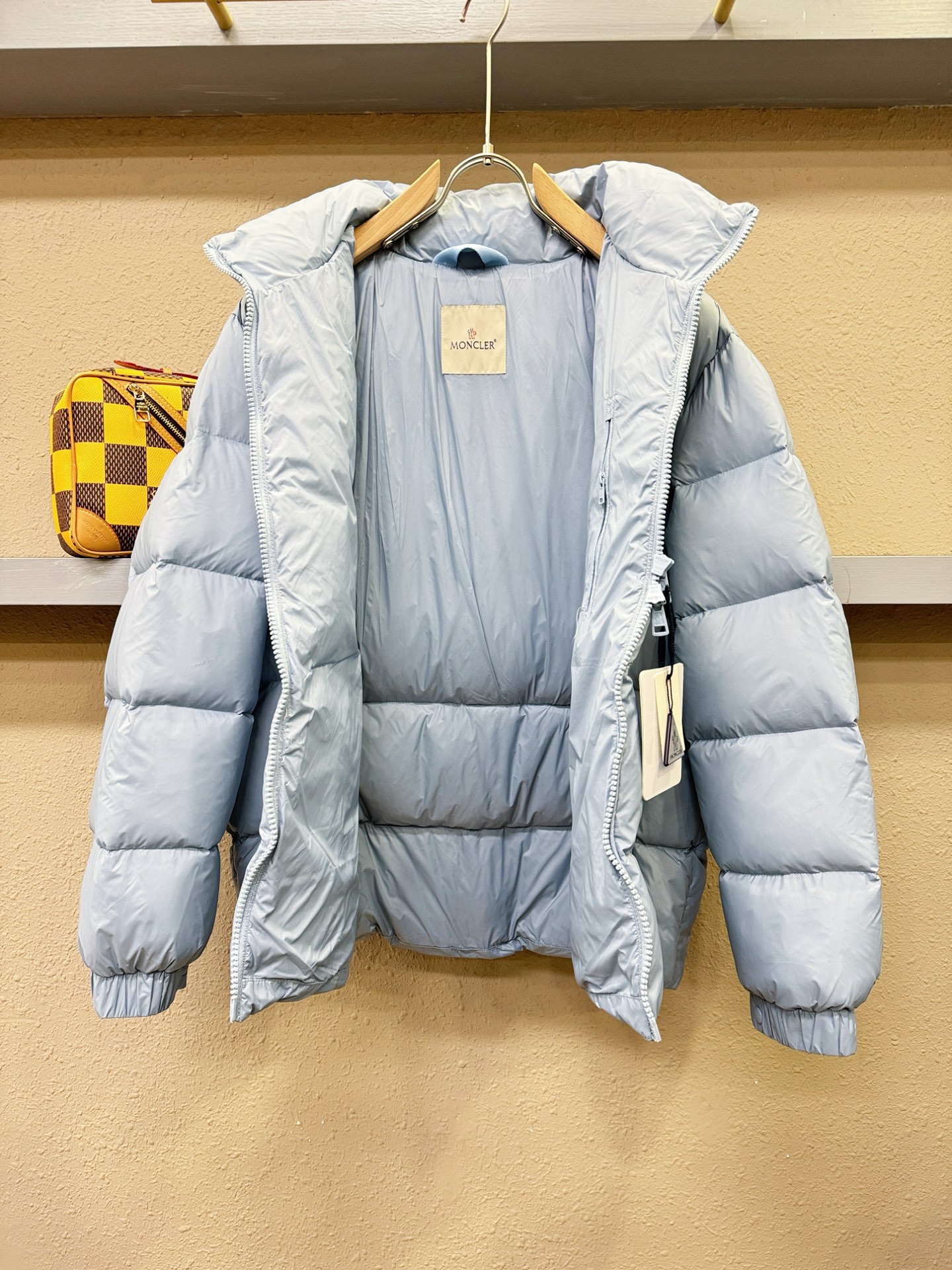 爆款羽绒服 2025新品 Moncler蒙口 新款羽绒服秀场新品，品相非常完美，专柜高科技防水面料，内里