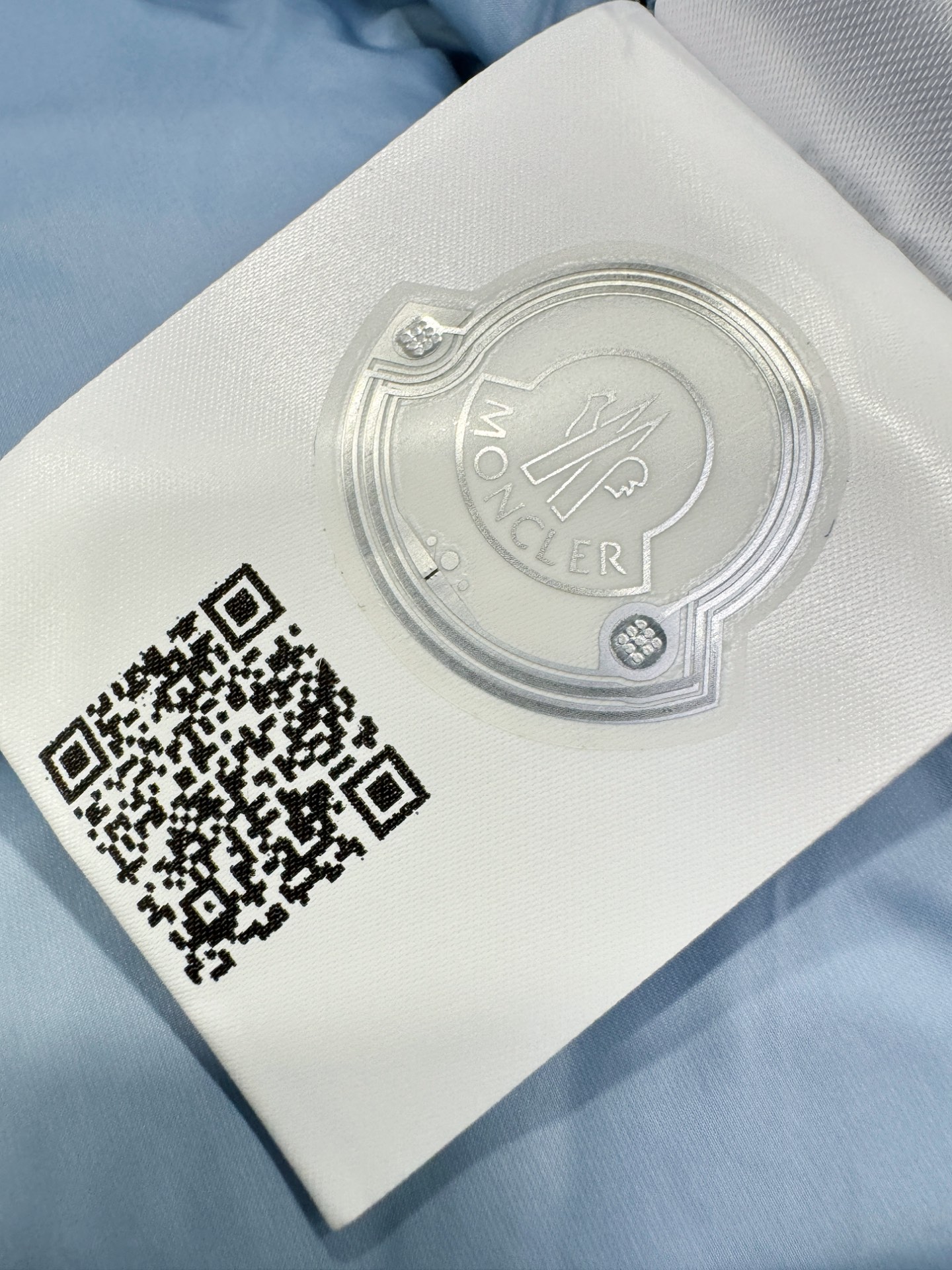 爆款羽绒服 2025新品 Moncler蒙口 新款羽绒服秀场新品，品相非常完美，专柜高科技防水面料，内里