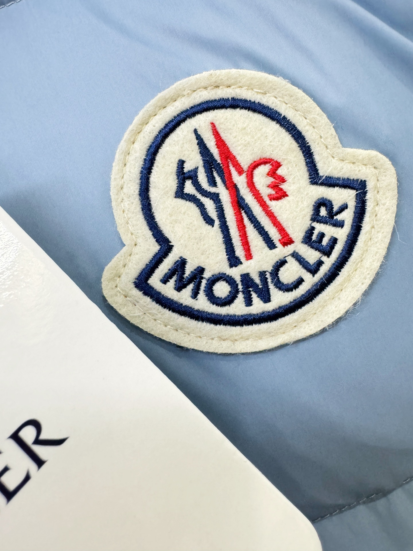 爆款羽绒服 2025新品 Moncler蒙口 新款羽绒服秀场新品，品相非常完美，专柜高科技防水面料，内里