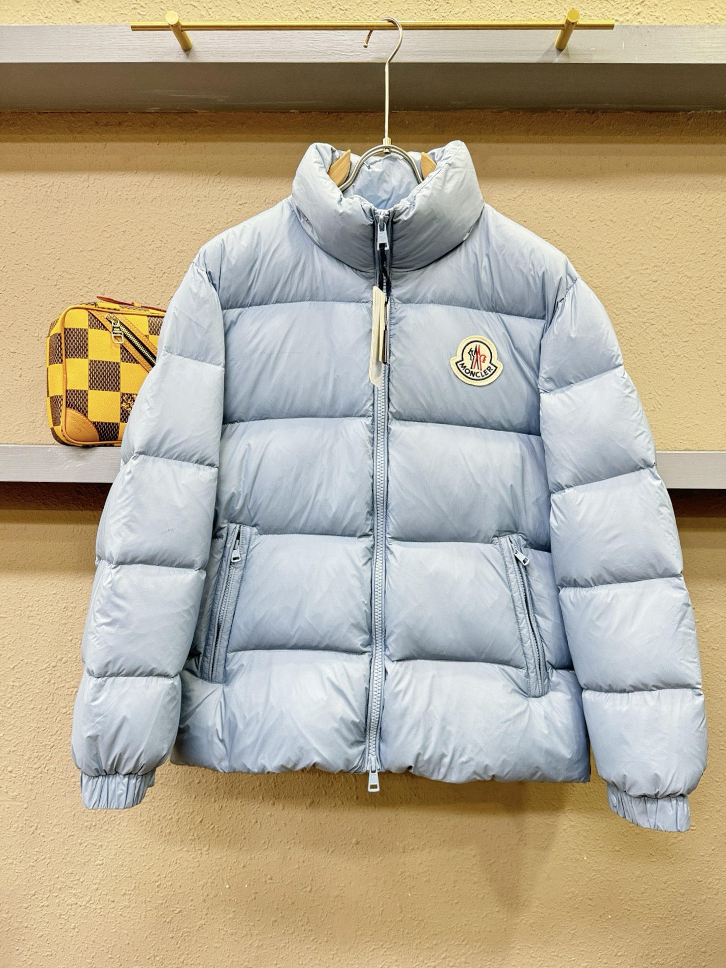 爆款羽绒服 2025新品 Moncler蒙口 新款羽绒服秀场新品，品相非常完美，专柜高科技防水面料，内里